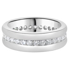 Platin-Eternity-Ring mit Diamanten in Kanalfassung