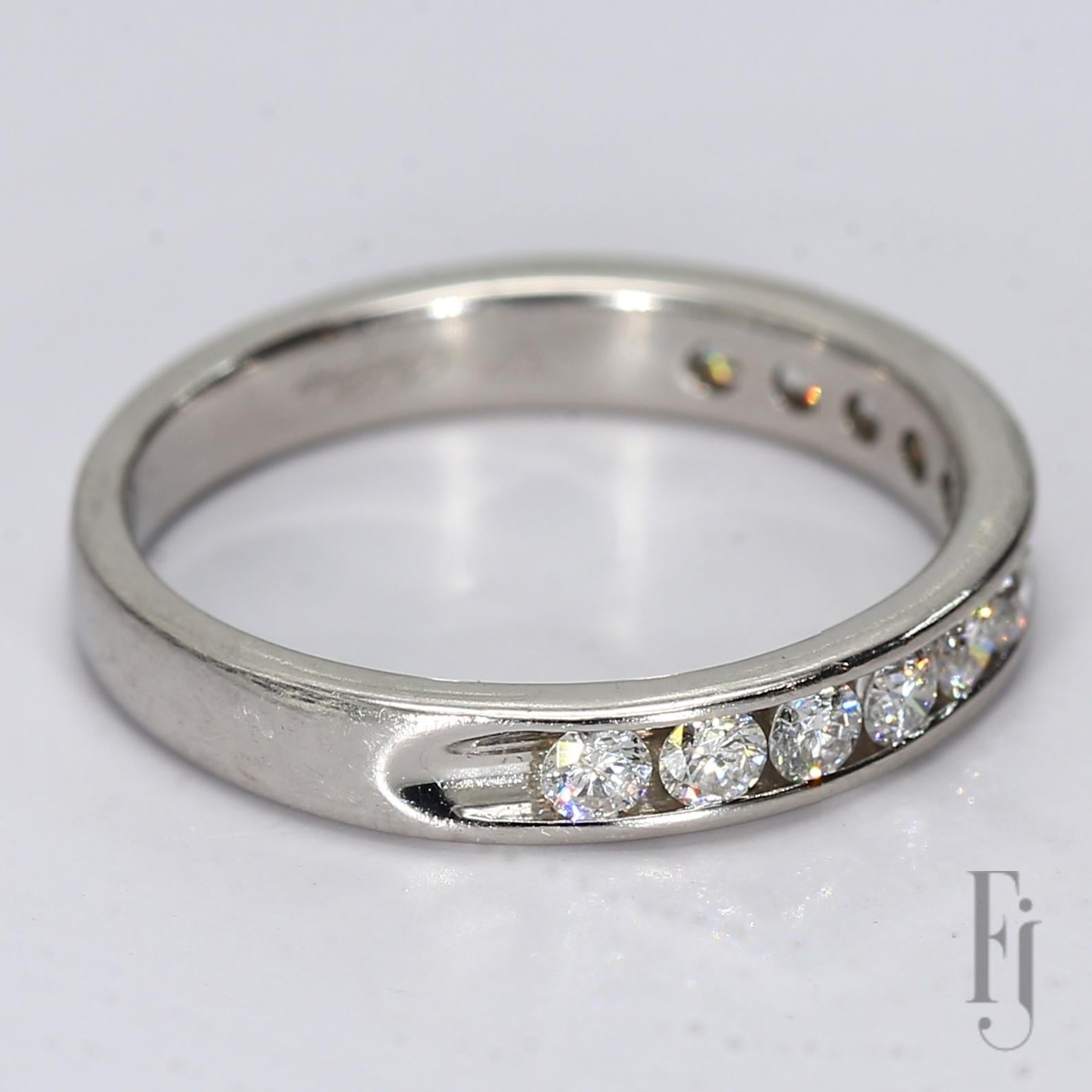 Il s'agit d'une bague en platine et diamant en serti clos avec douze diamants de ~0,06ct, 2,5mm classés VS2/F.

Taille de l'anneau - 5.75
Poids total - 4,05 g
A6