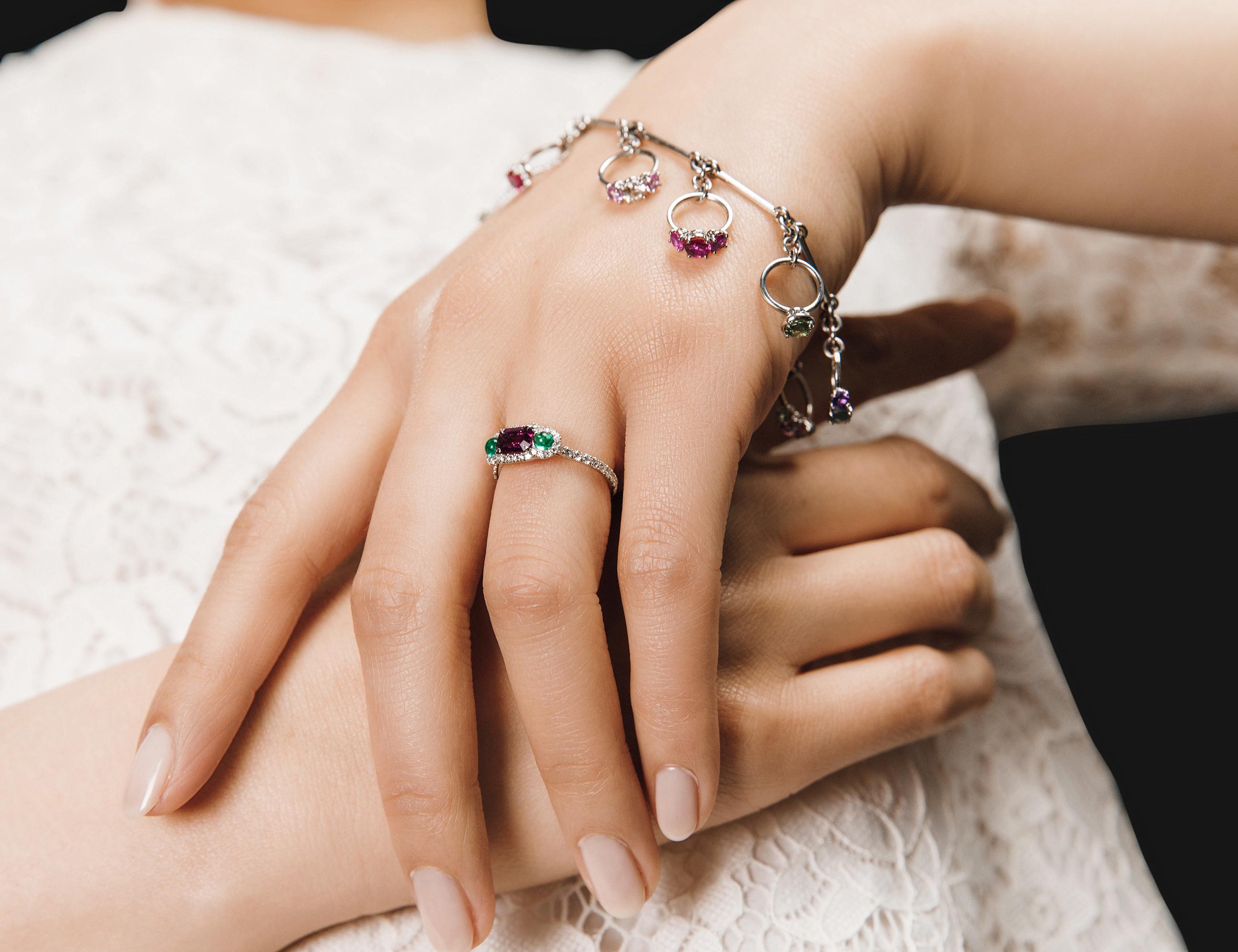 Platin-Charm-Armband mit Miniature Rings Diamanten und farbigen Edelsteinen (Rundschliff) im Angebot
