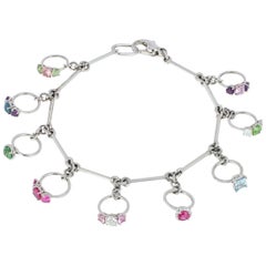 Bracelet de breloques en platine avec anneaux miniatures, diamants et pierres de couleur
