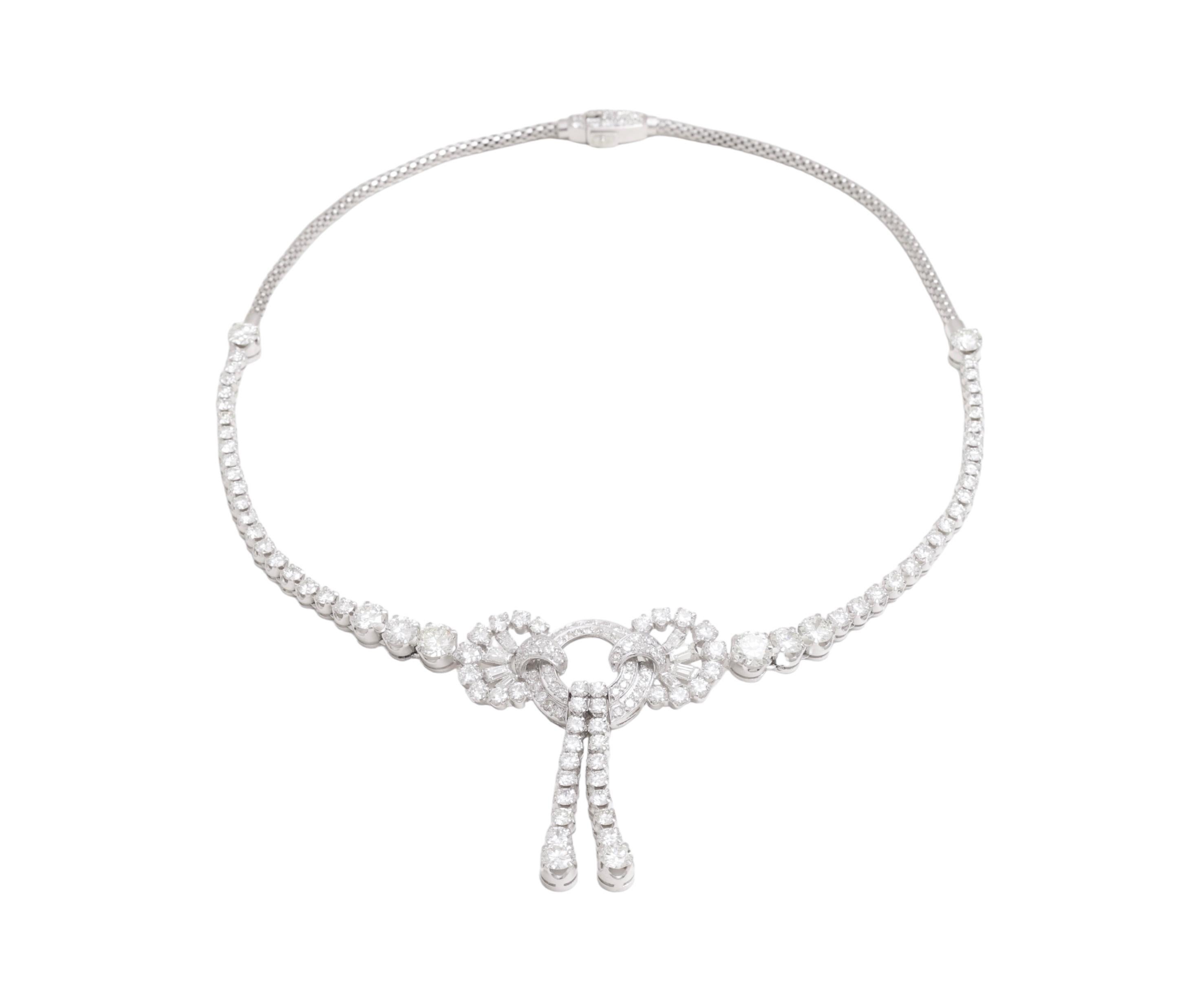 Fantastica e splendida collana girocollo in platino con fiocco incastonato da 20 ct. Diamanti 

Diamanti a taglio brillante per un totale di circa 19,74 ct.
Diamanti taglio baguette insieme a circa 0.96 carati.

Materiale: Platino

Misure: Lunghezza