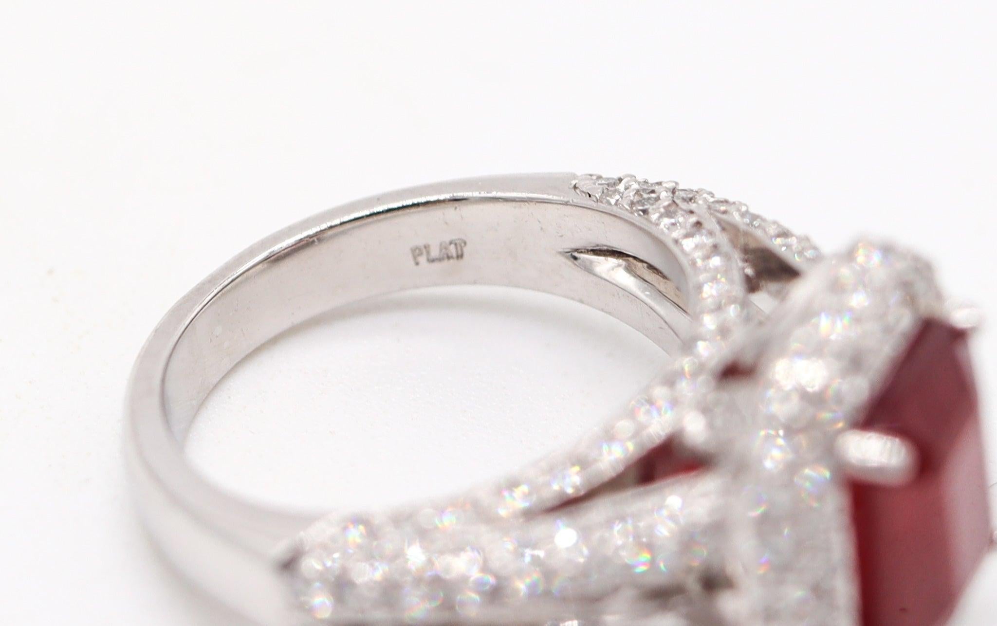 Bague de cocktail classique en platine avec rubis et diamants.

Il s'agit d'une bague de cocktail classique réalisée en platine massif avec une finition hautement polie. Le dessus est orné d'un très beau rubis rouge vif et d'un grand assortiment de