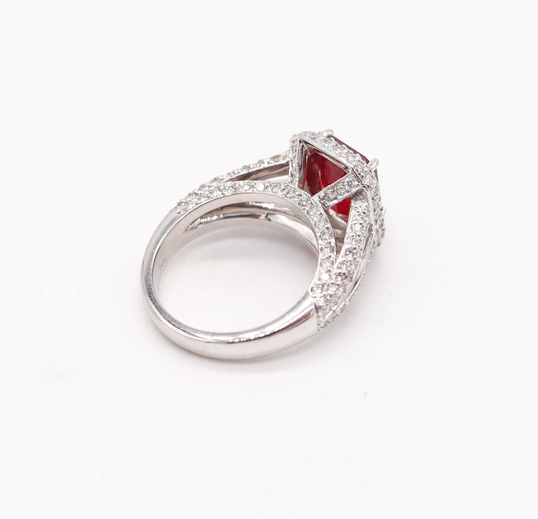 PLATINUM Classic Cocktail Ring With 4.84 Ctw In Vivid Red Ruby And VS Diamonds Excellent état - En vente à Miami, FL