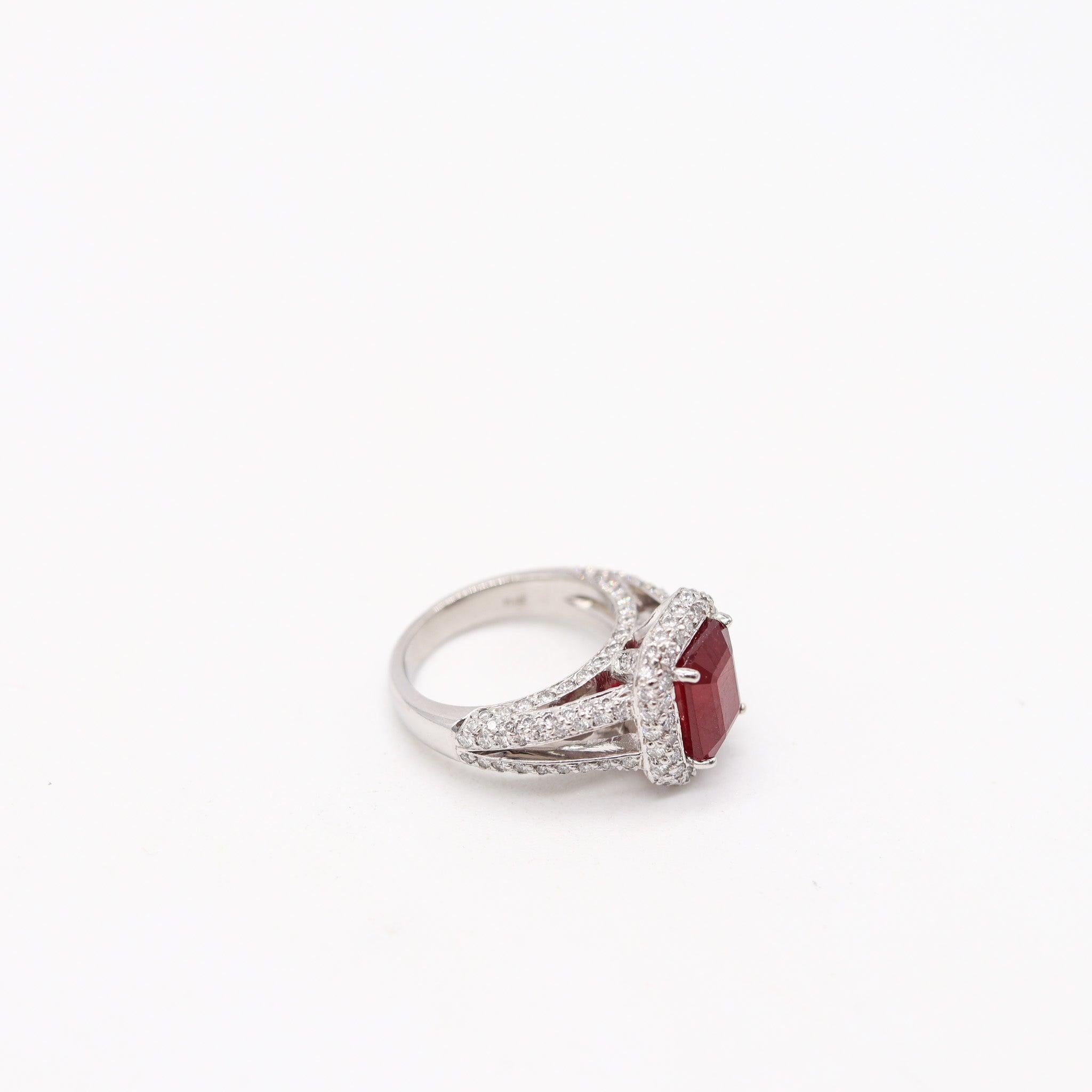PLATINUM Classic Cocktail Ring With 4.84 Ctw In Vivid Red Ruby And VS Diamonds en vente 1