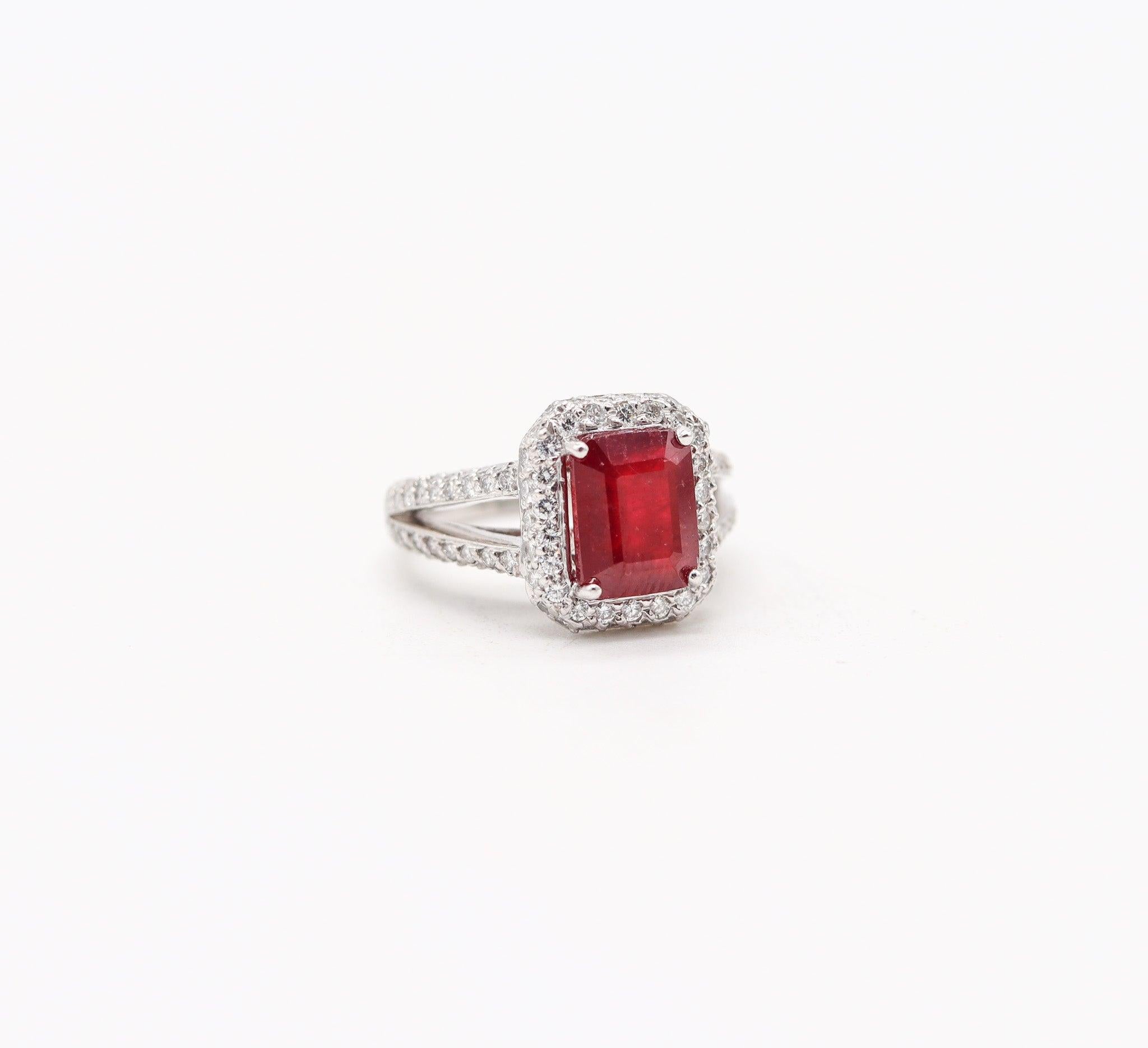 PLATINUM Classic Cocktail Ring With 4.84 Ctw In Vivid Red Ruby And VS Diamonds en vente 2