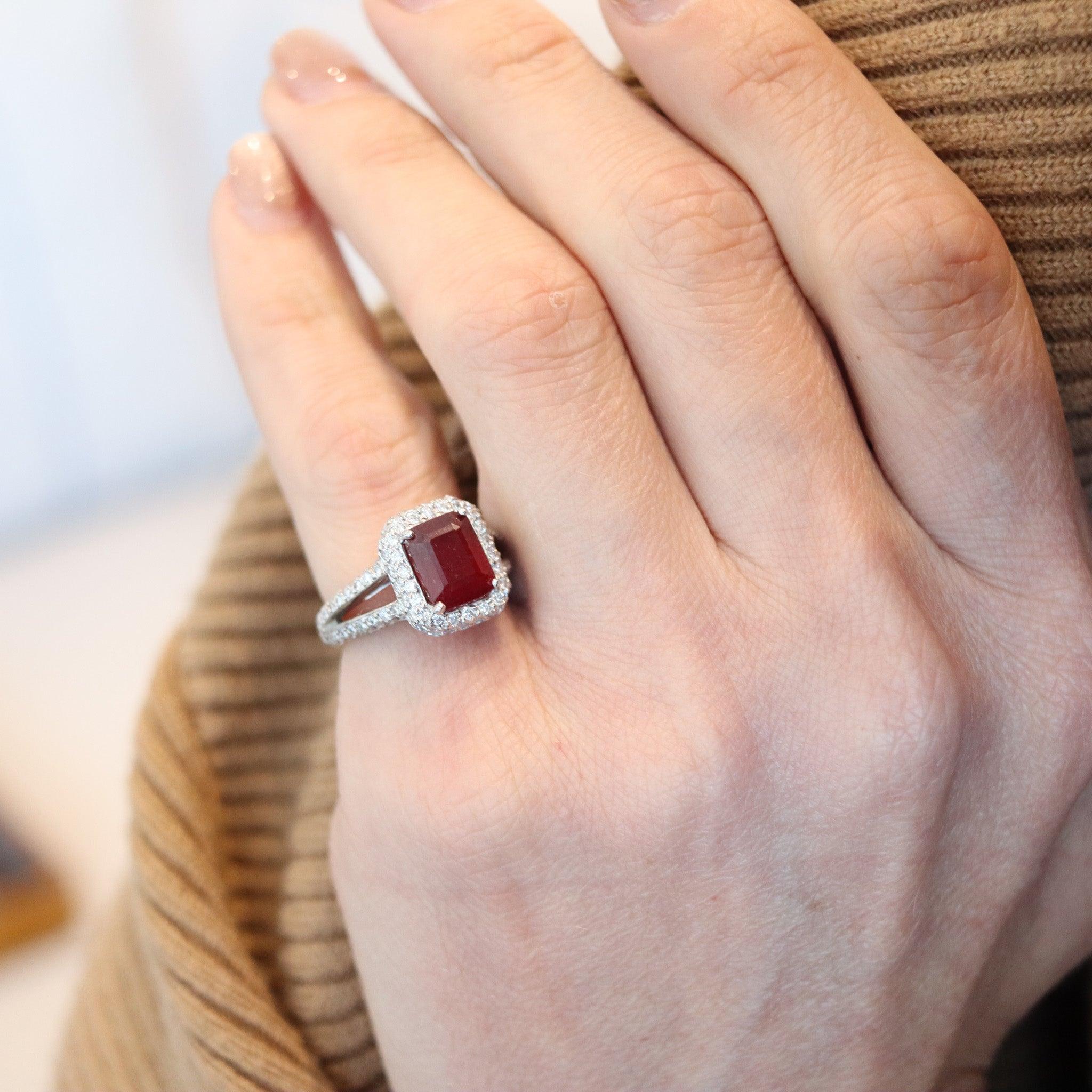 PLATINUM Classic Cocktail Ring With 4.84 Ctw In Vivid Red Ruby And VS Diamonds en vente 3