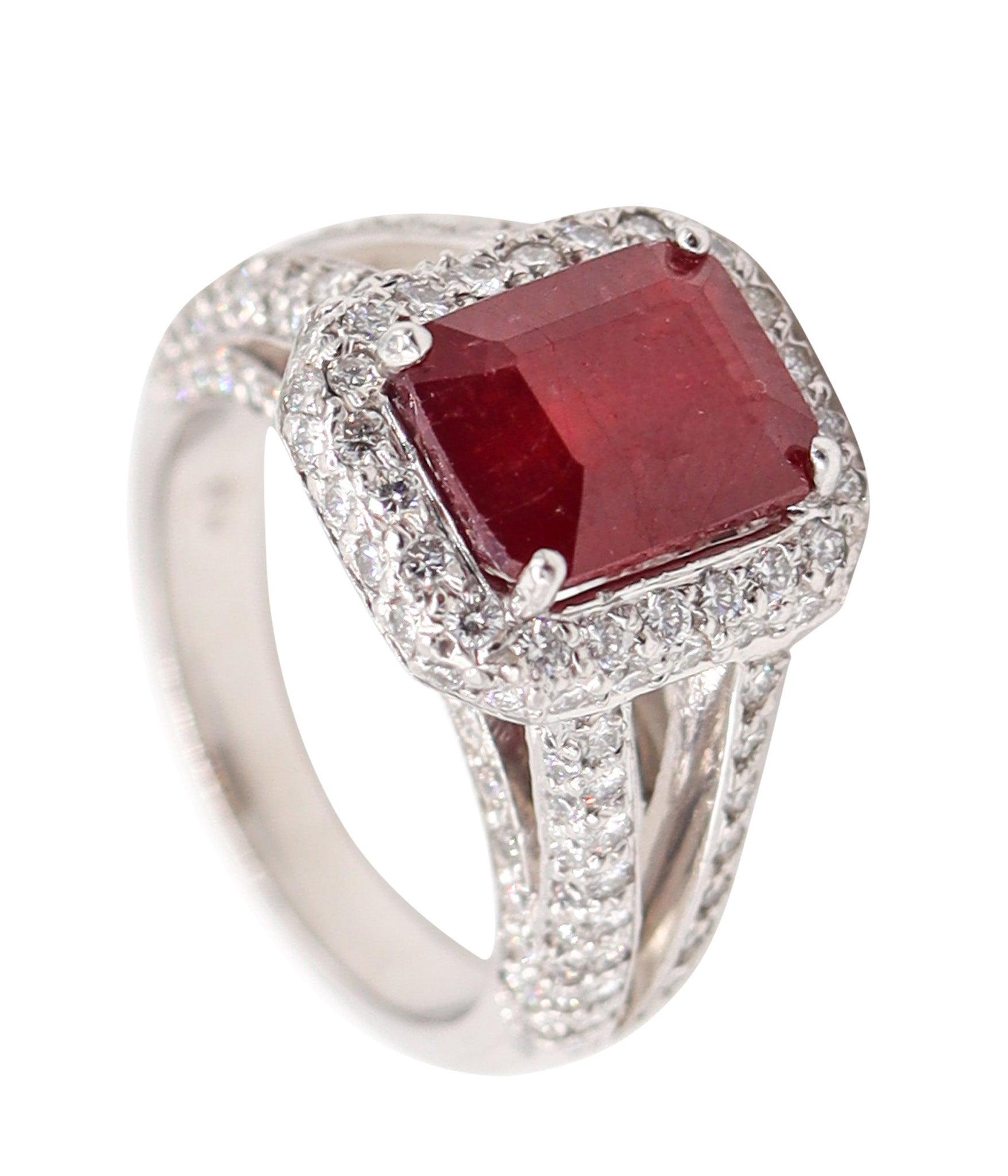 PLATINUM Classic Cocktail Ring With 4.84 Ctw In Vivid Red Ruby And VS Diamonds en vente