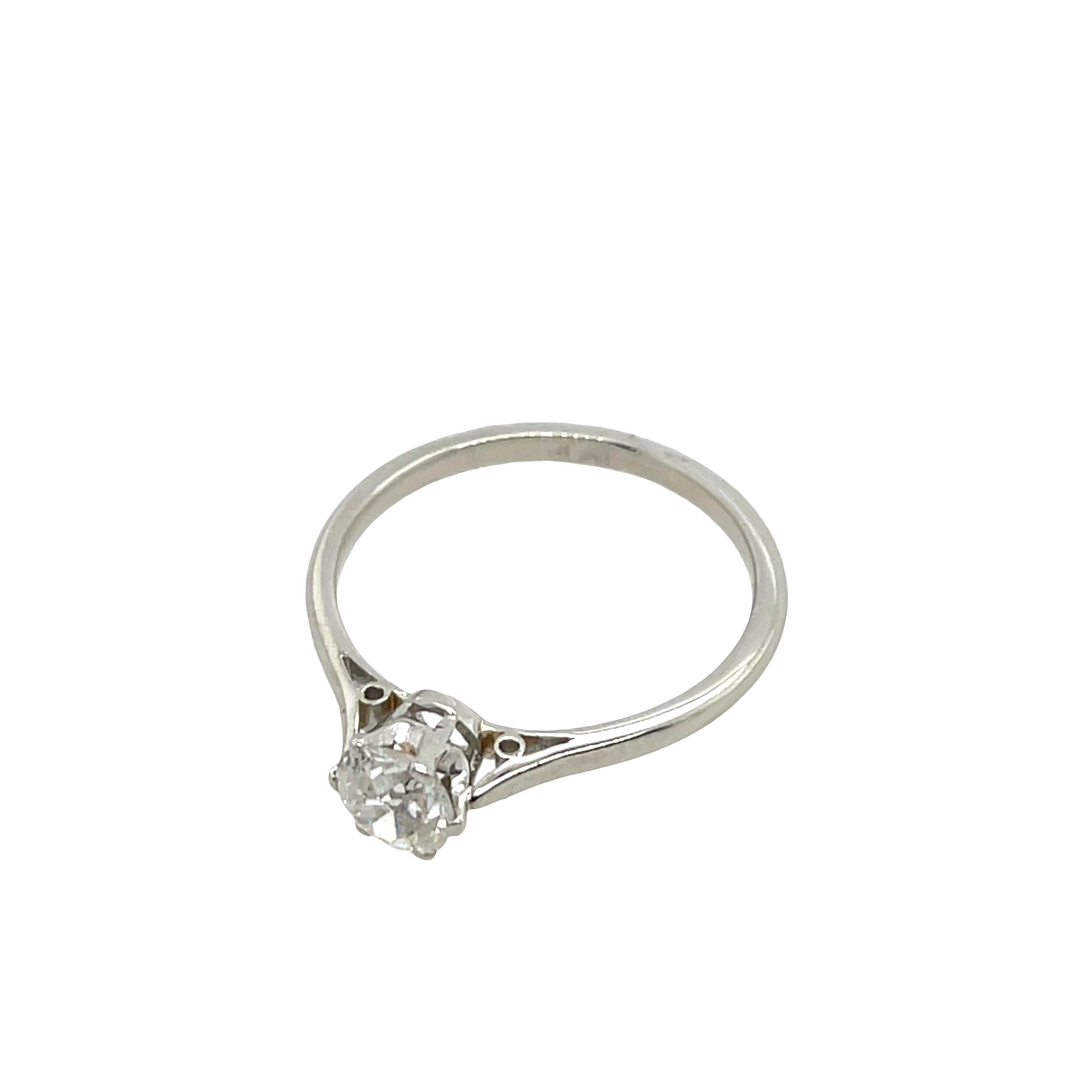 Una elección atemporal y elegante, este clásico 
El anillo de compromiso solitario lleva un diamante natural de talla redonda de 0,40 ct, de color G y claridad SI2. 

Peso total del diamante: 0,40 ct
Color del diamante: G
Claridad del diamante: