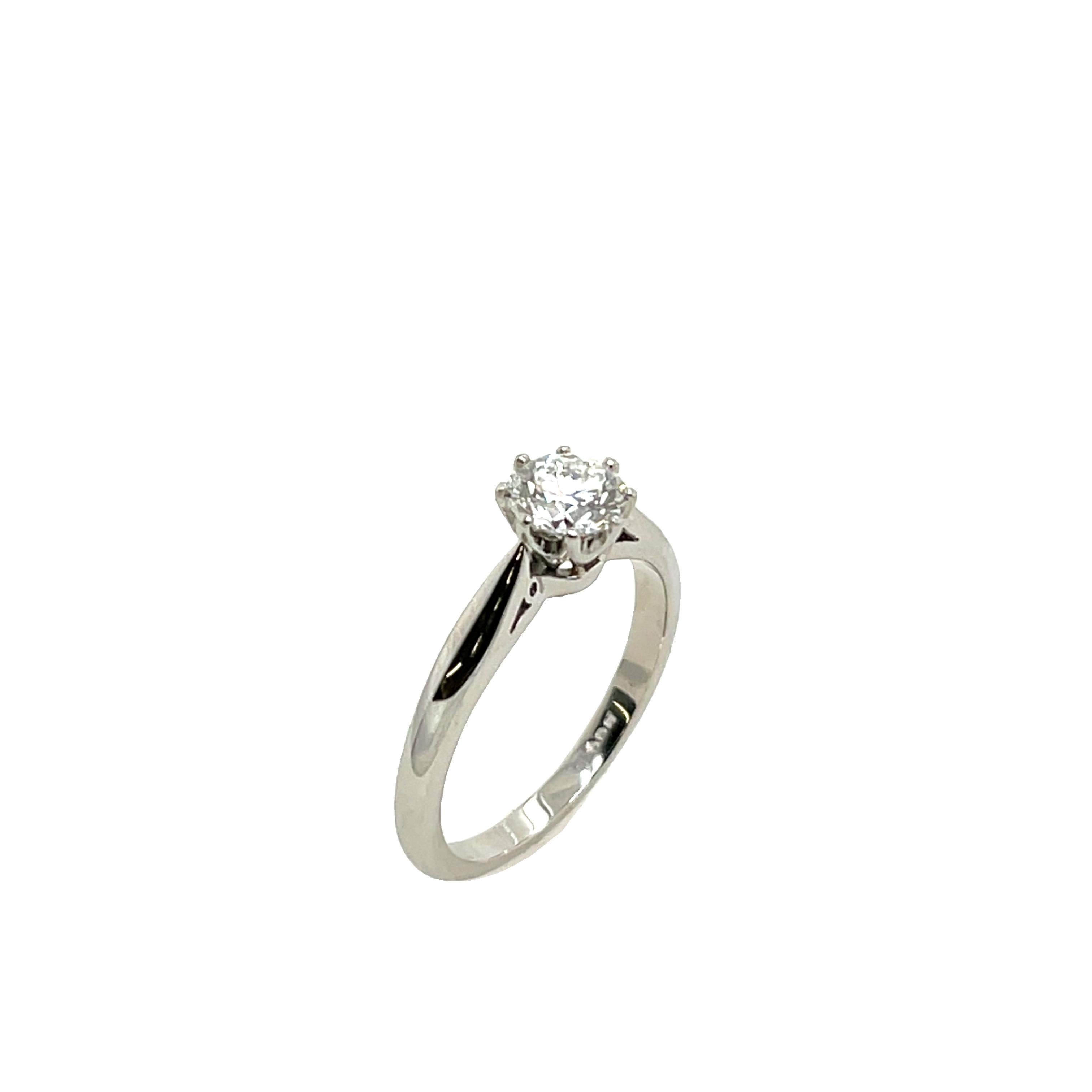 Una elección atemporal y elegante, este clásico 
El anillo de compromiso solitario lleva un diamante natural de talla redonda de 0,65 ct, 
de color H y claridad SI1. 
Peso total del diamante: 0,65 ct
Color del diamante: H
Claridad del diamante: