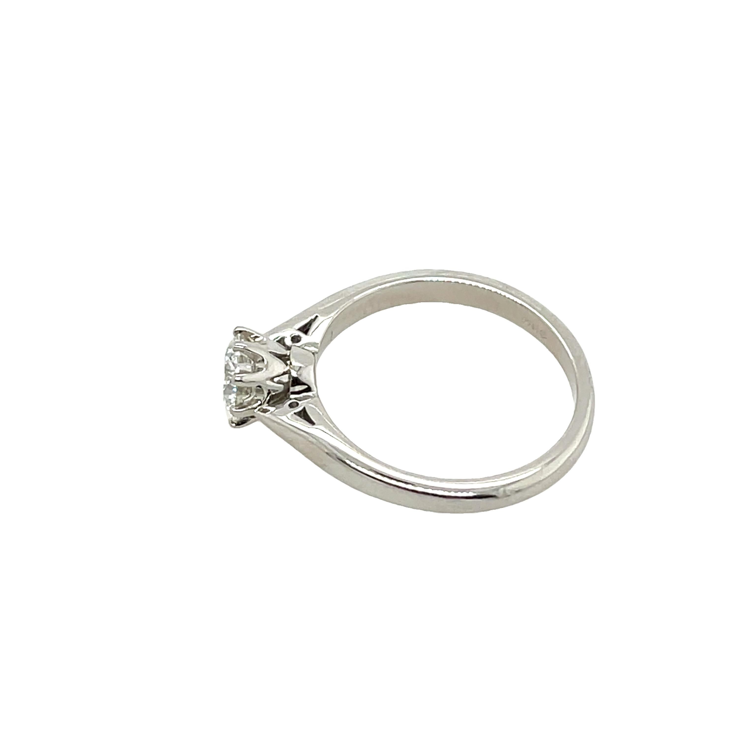 Anillo de compromiso de diamantes solitario clásico en platino 0,65 ct H/SI1 en Excelente estado para la venta en London, GB