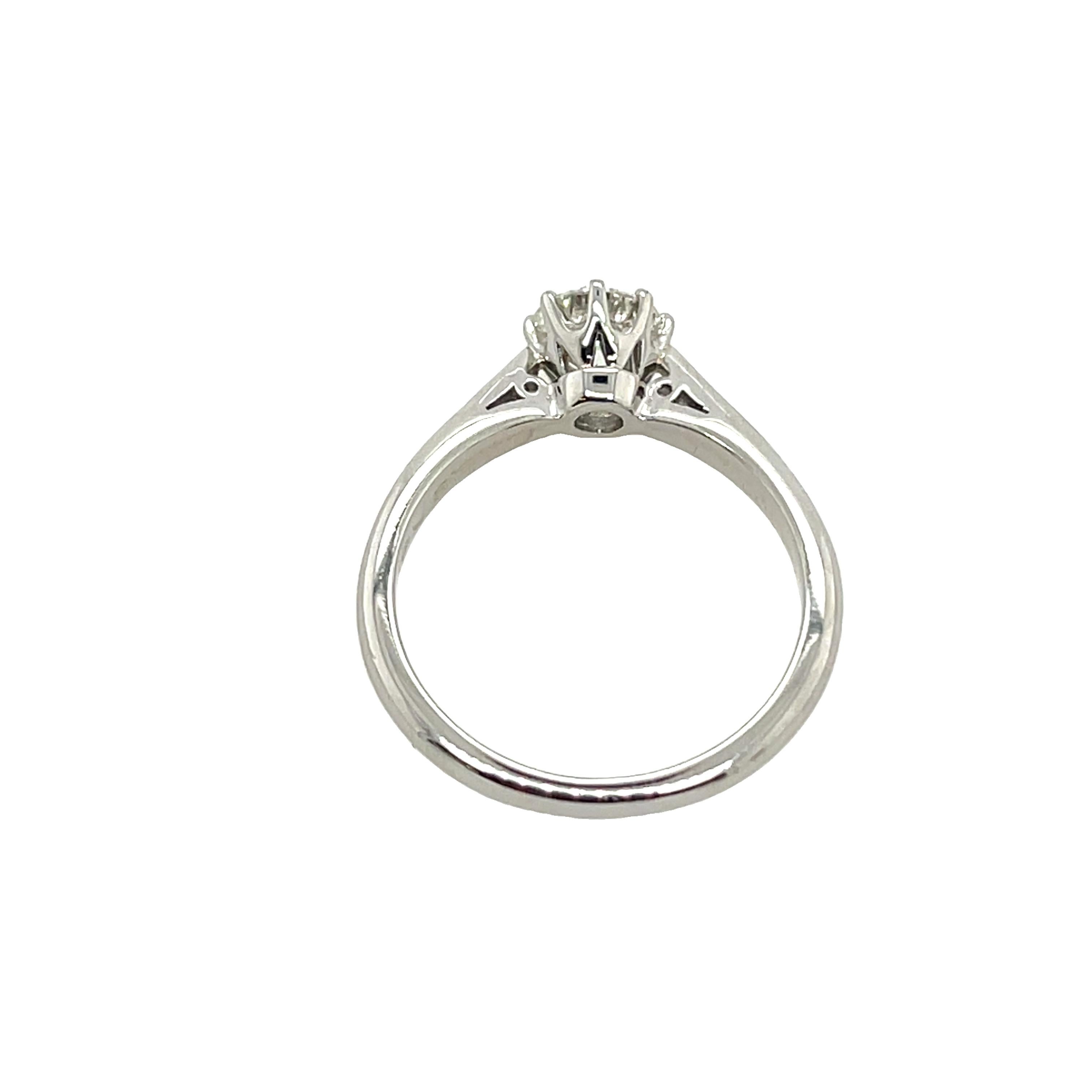 Femenino o masculino Anillo de compromiso de diamantes solitario clásico en platino 0,65 ct H/SI1 en venta