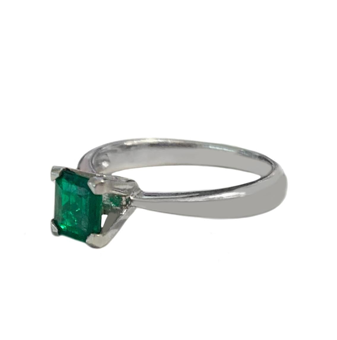 Platinum

Ring size: 5

Columbian Emerald: 4x6mm, 0.8ct