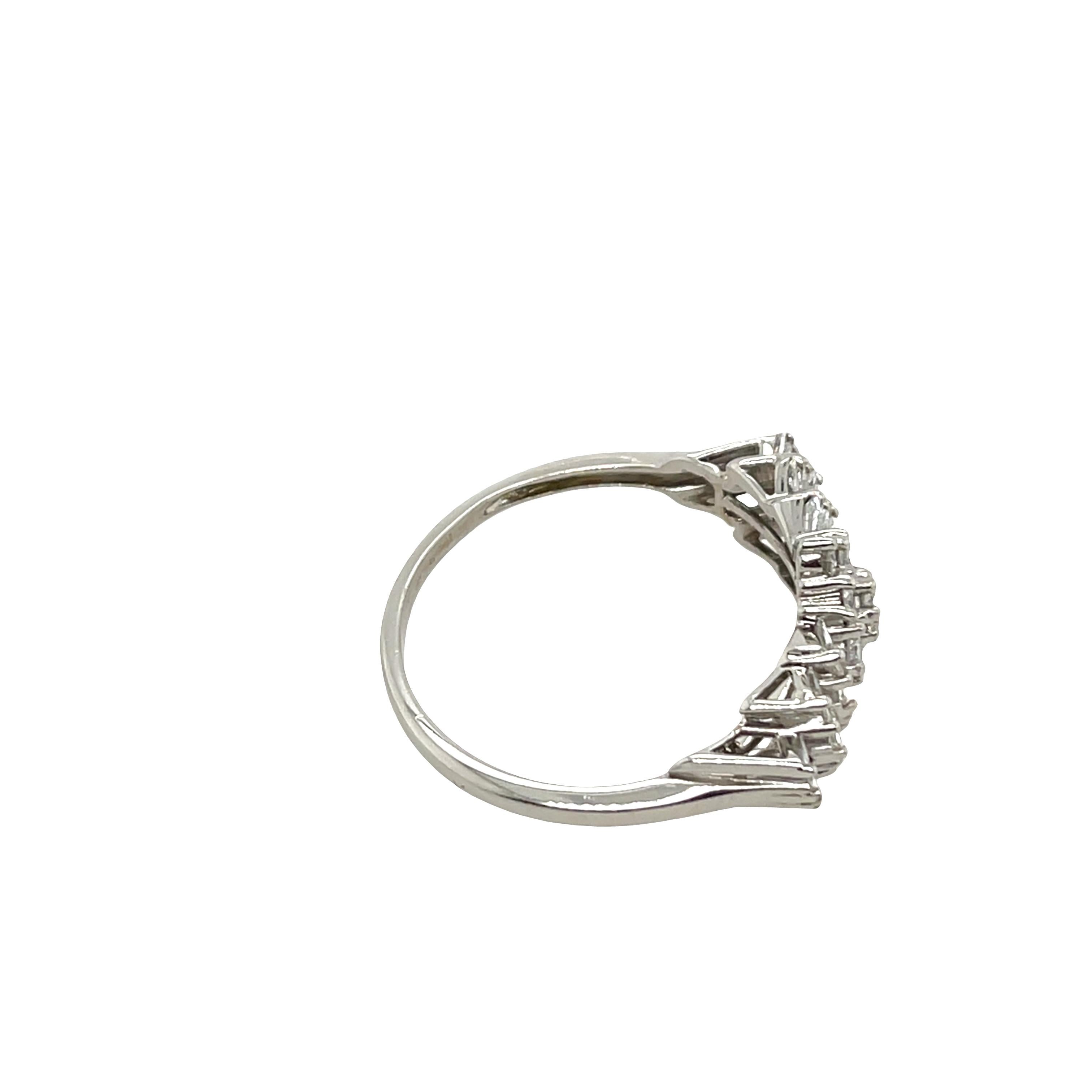 L'élégance intemporelle s'allie à un savoir-faire exceptionnel dans cette bague en platine à grappes de diamants, avec un total de 1,0ct de diamants naturels disposés dans un mélange sophistiqué de diamants ronds de taille brillant et de diamants