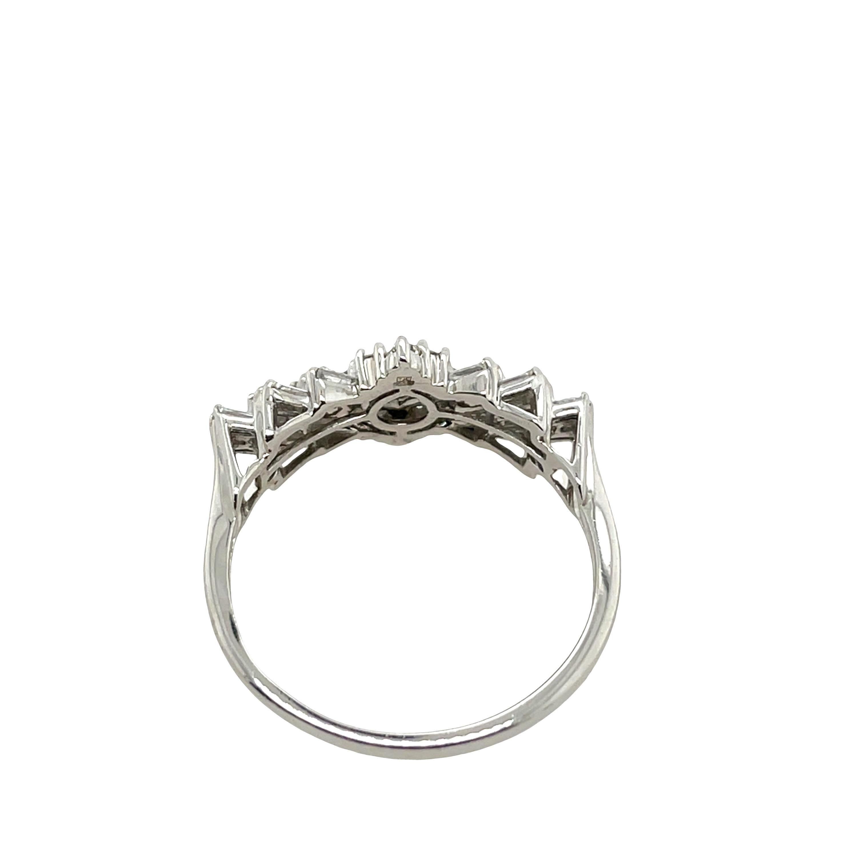 Taille ronde Bague en platine avec diamant en grappe - 1,0ct diamants ronds et baguettes effilées en vente