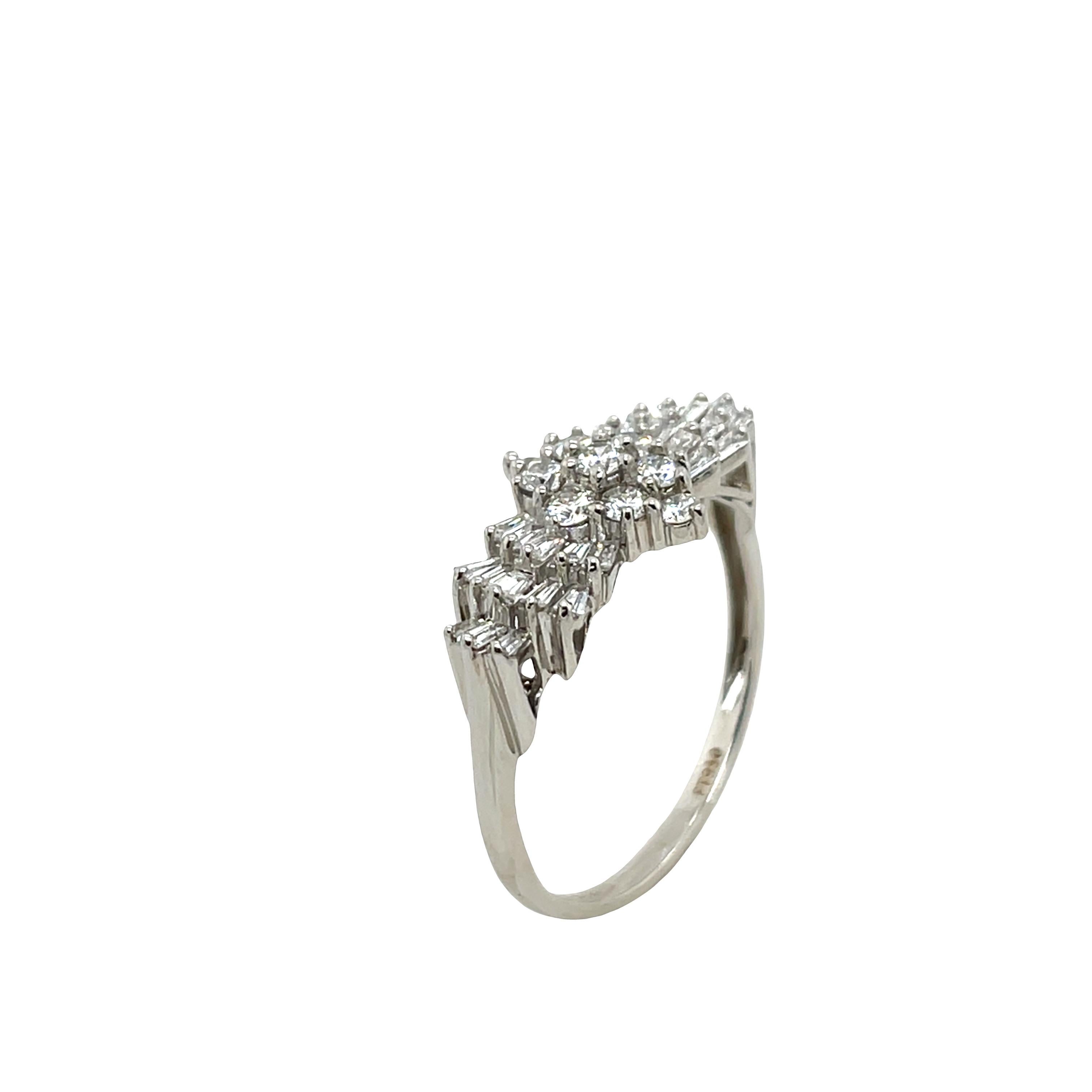 Bague en platine avec diamant en grappe - 1,0ct diamants ronds et baguettes effilées Pour femmes en vente