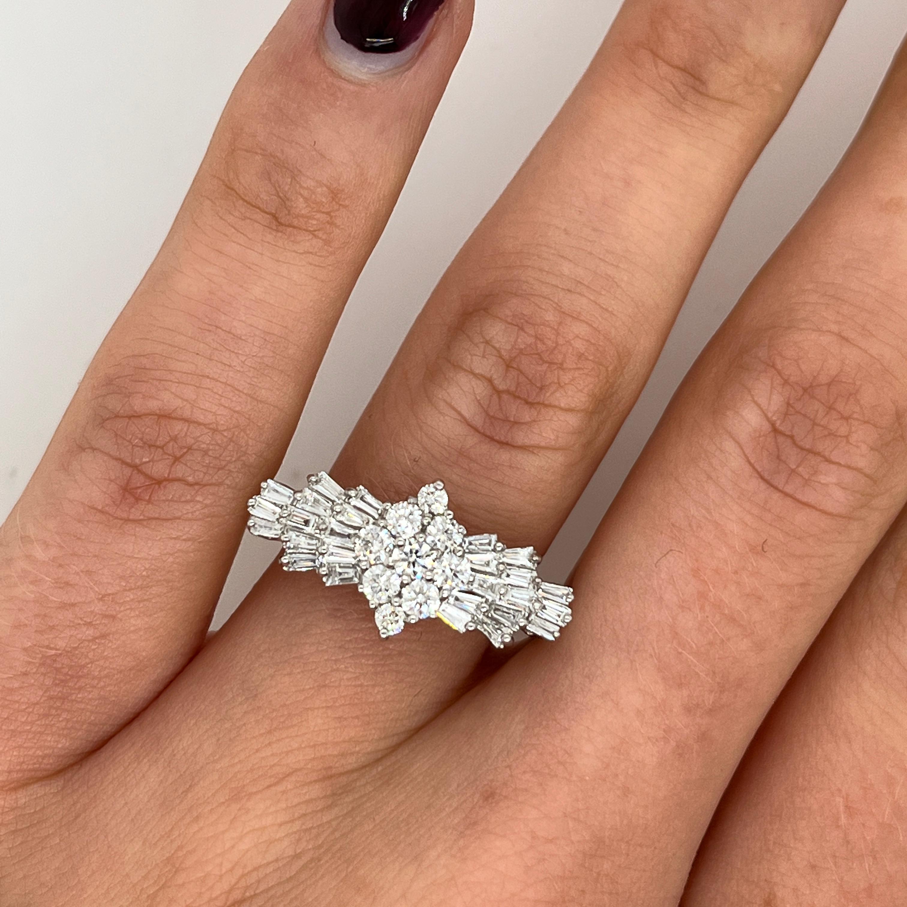 Bague en platine avec diamant en grappe - 1,0ct diamants ronds et baguettes effilées en vente 1