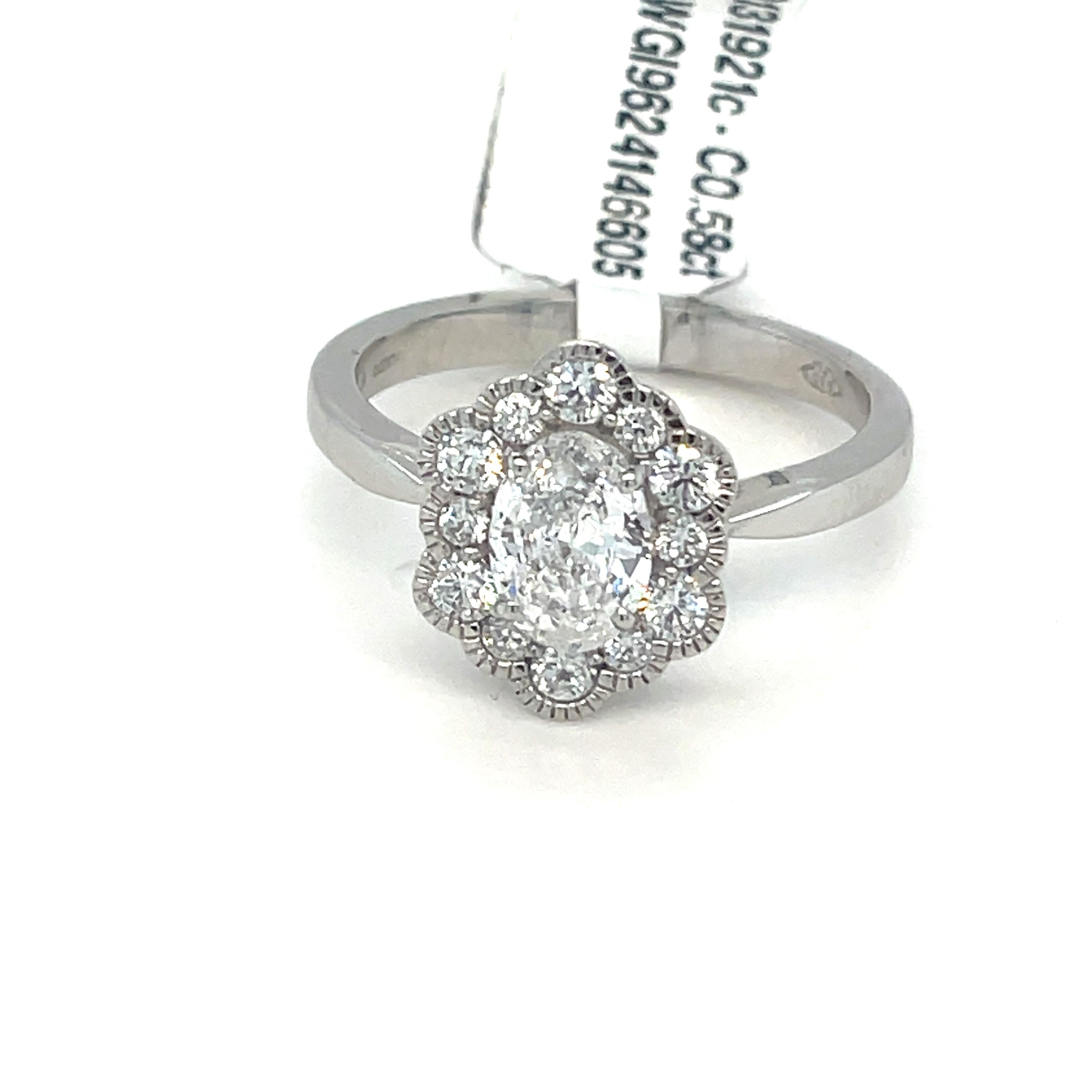 Anello in platino con diamanti a grappolo In condizioni Nuovo in vendita a London, GB