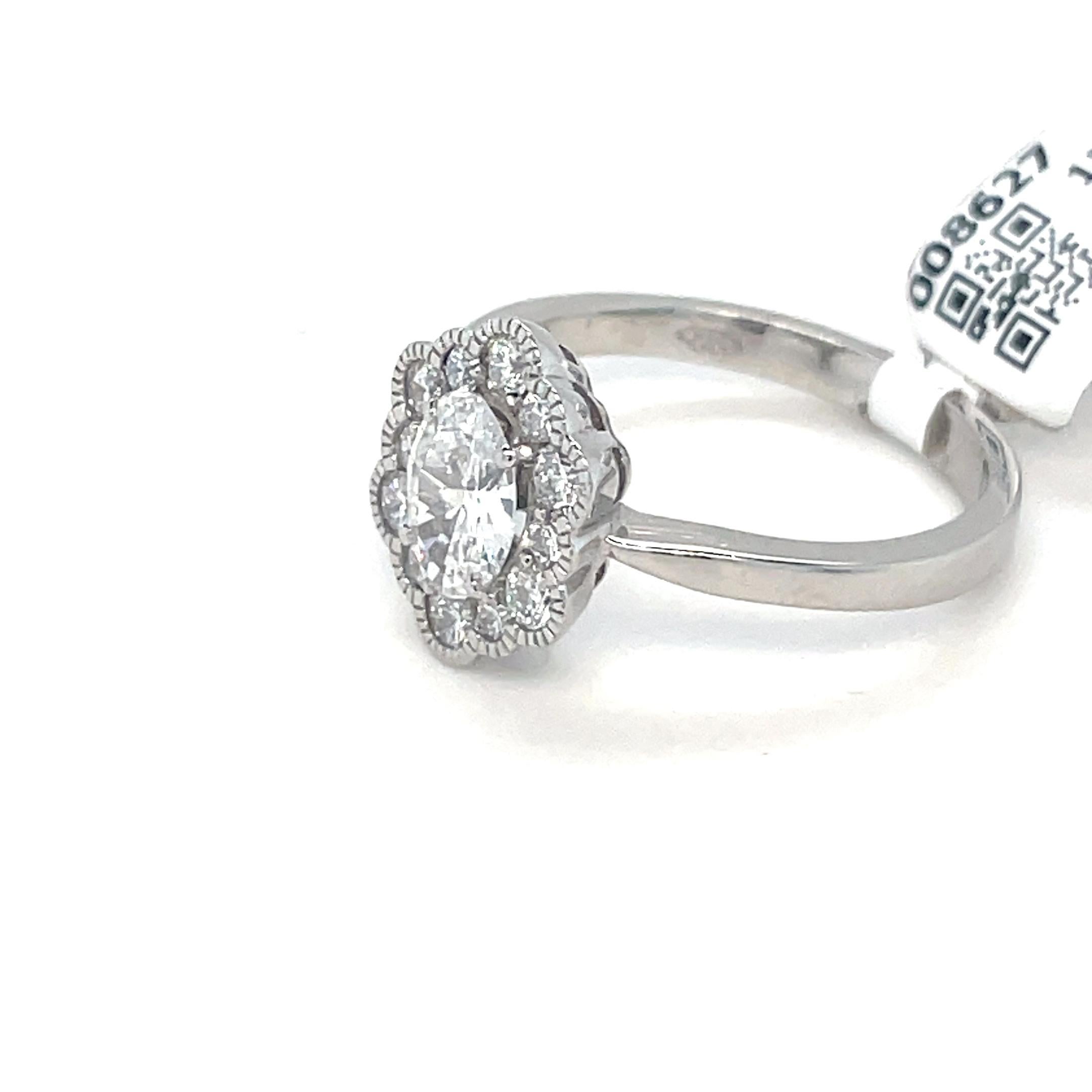Anello in platino con diamanti a grappolo in vendita 2