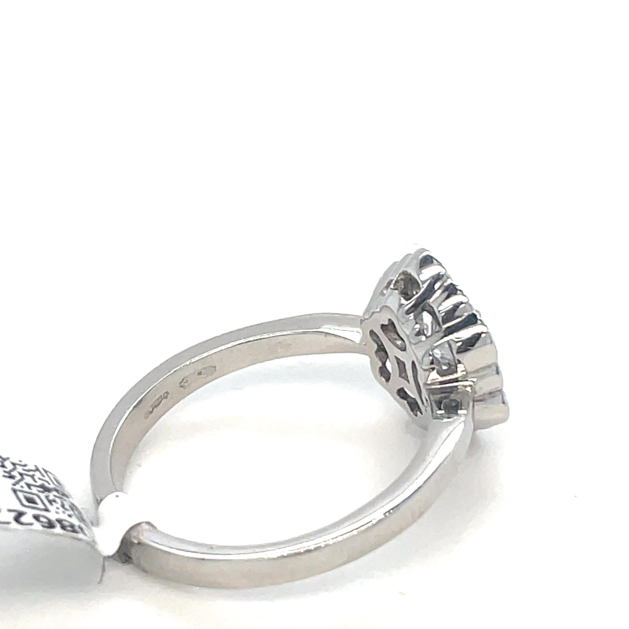 Anello in platino con diamanti a grappolo in vendita 3