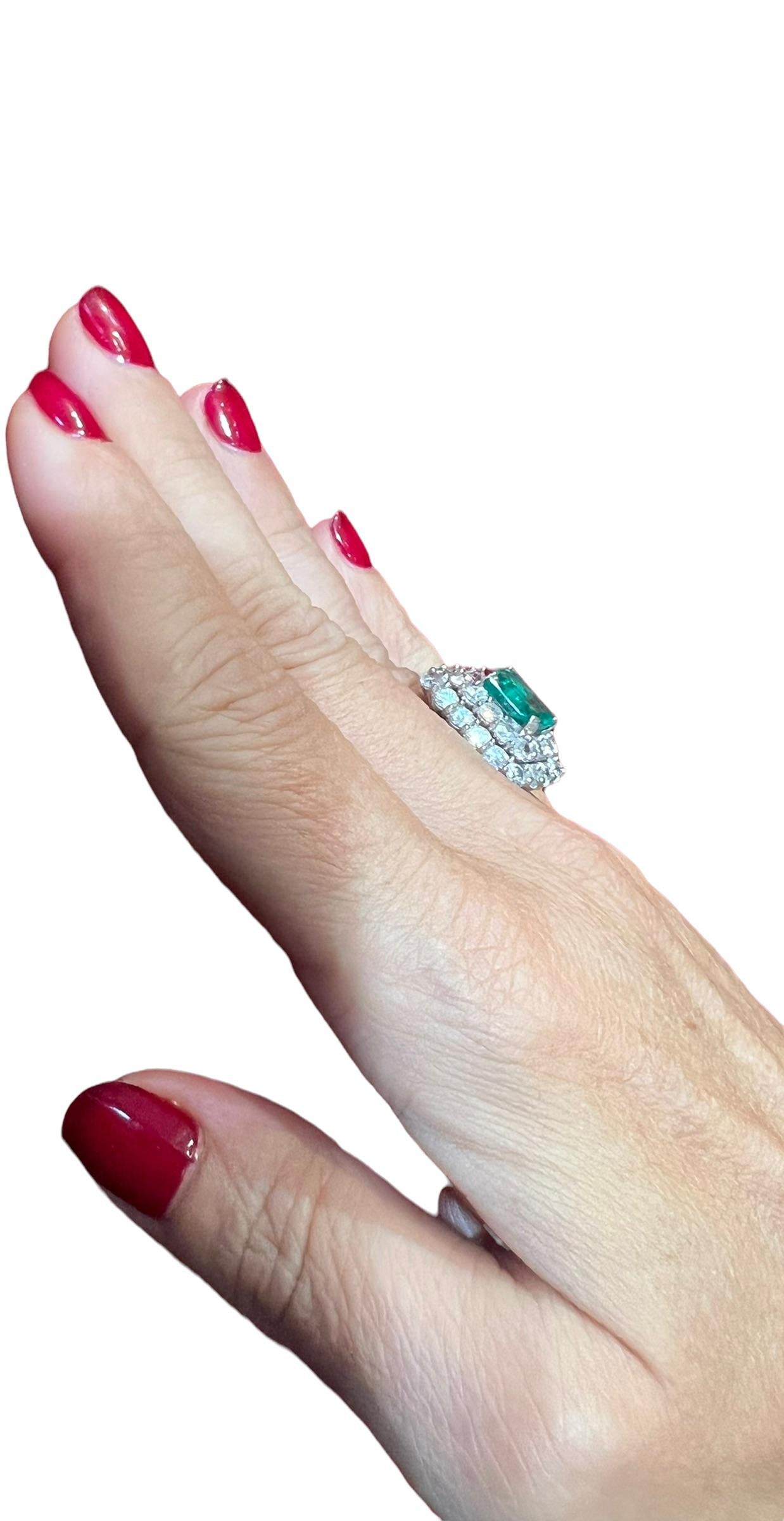Platin-Cocktailring  3, 38 Karat zertifizierter Smaragd Kolumbien 3, 20 Karat  Diamanten im Angebot 1