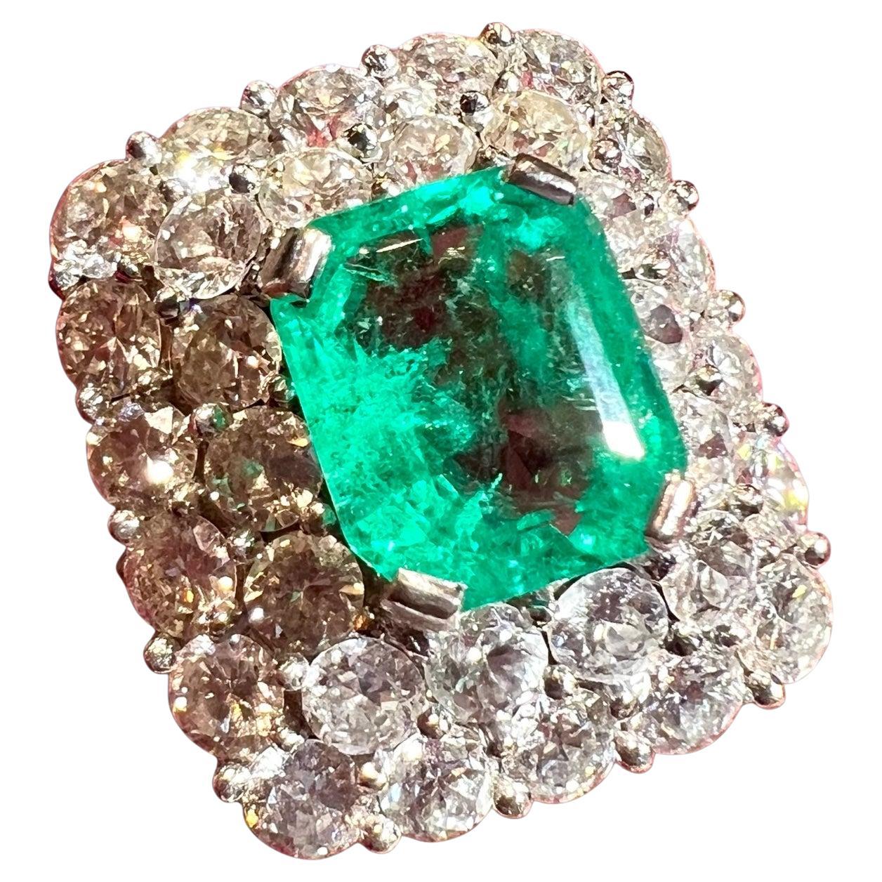 Platinum Cocktail ring  3, 38 cts certified Emerald Colombia 3, 20 Cts  Diamonds