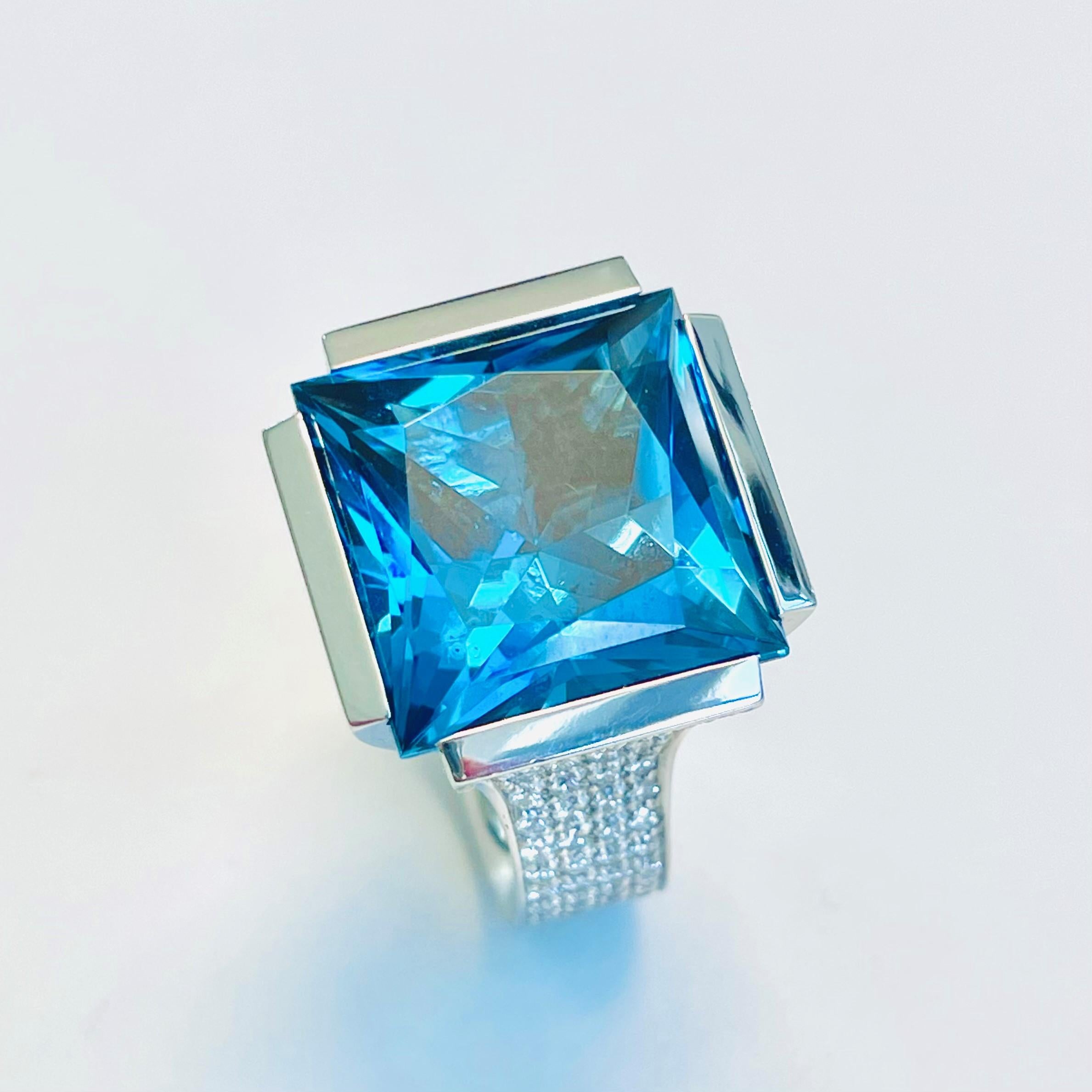 Platinum Cocktail Ring, Blue Topaz, Diamonds F-vs 1.75ct In New Condition For Sale In Radolfzell am Bodensee, BW