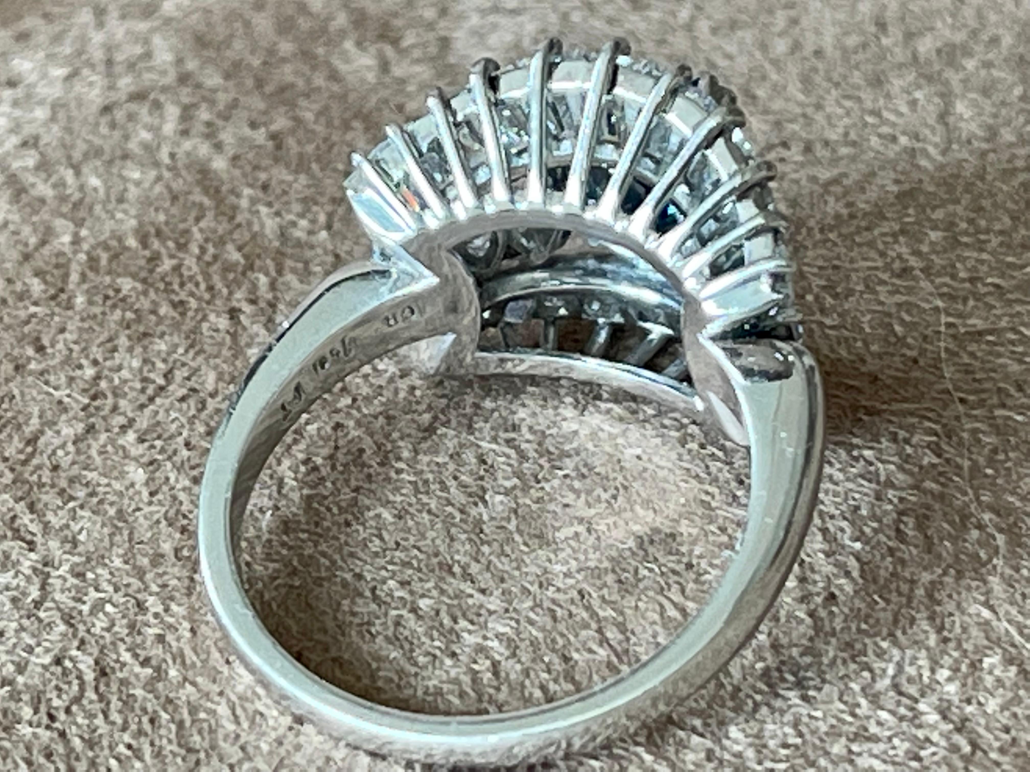 Taille baguette Bucherer Bague cocktail en platine avec saphir de Ceylan, diamants baguettes et marquises en vente