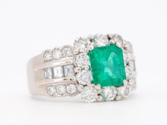 Bague à large bande en platine avec émeraude de Colombie et halo de diamants Vivid Green V1212