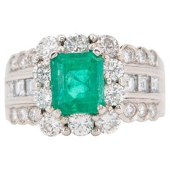 Bague à large bande en platine avec émeraude de Colombie et halo de diamants Vivid Green V1212