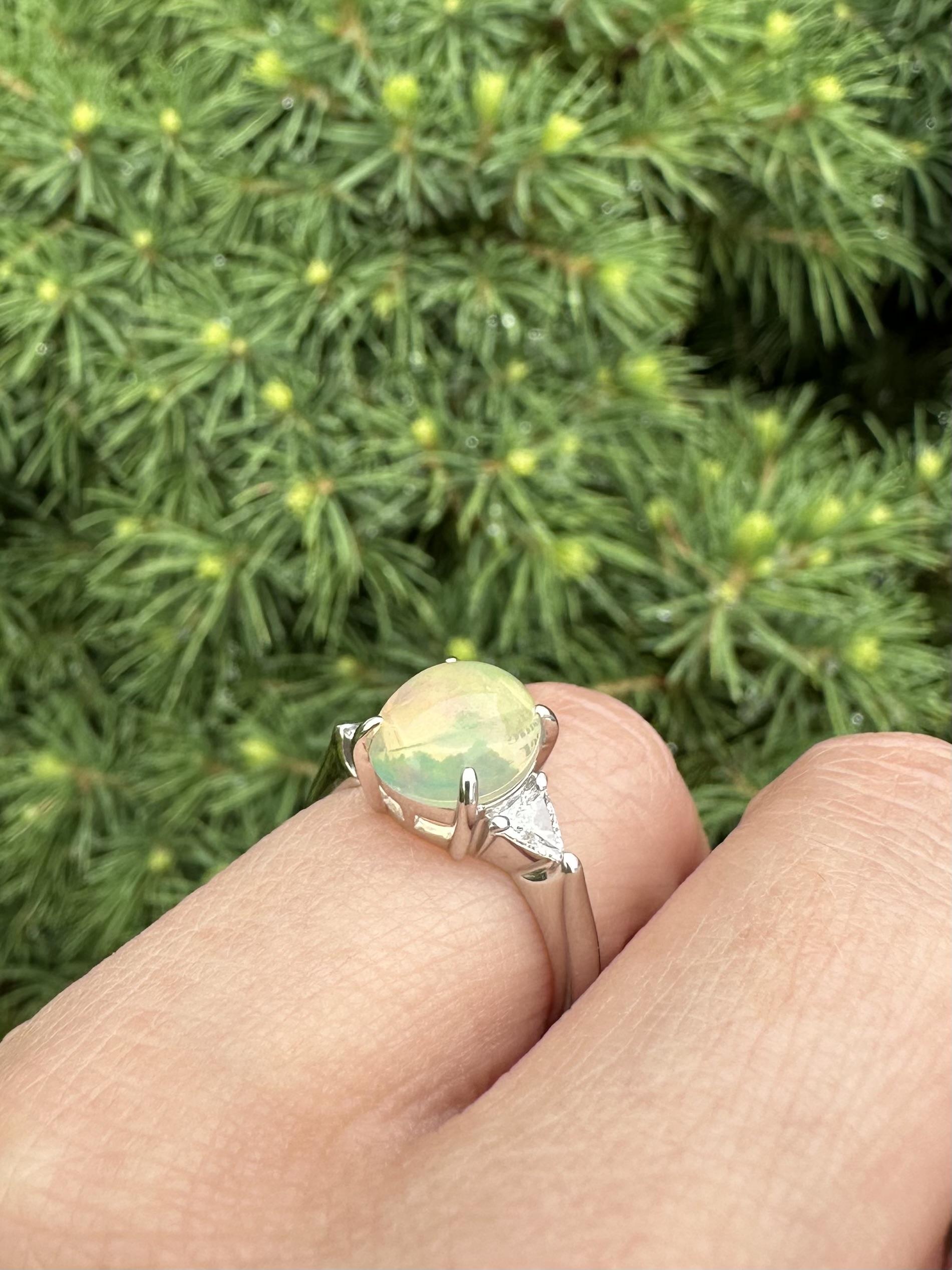 Women's Platinum Colorful Jelly Opal & Trillion cut Diamonds Cocktail Ring Size 4.5 For Sale