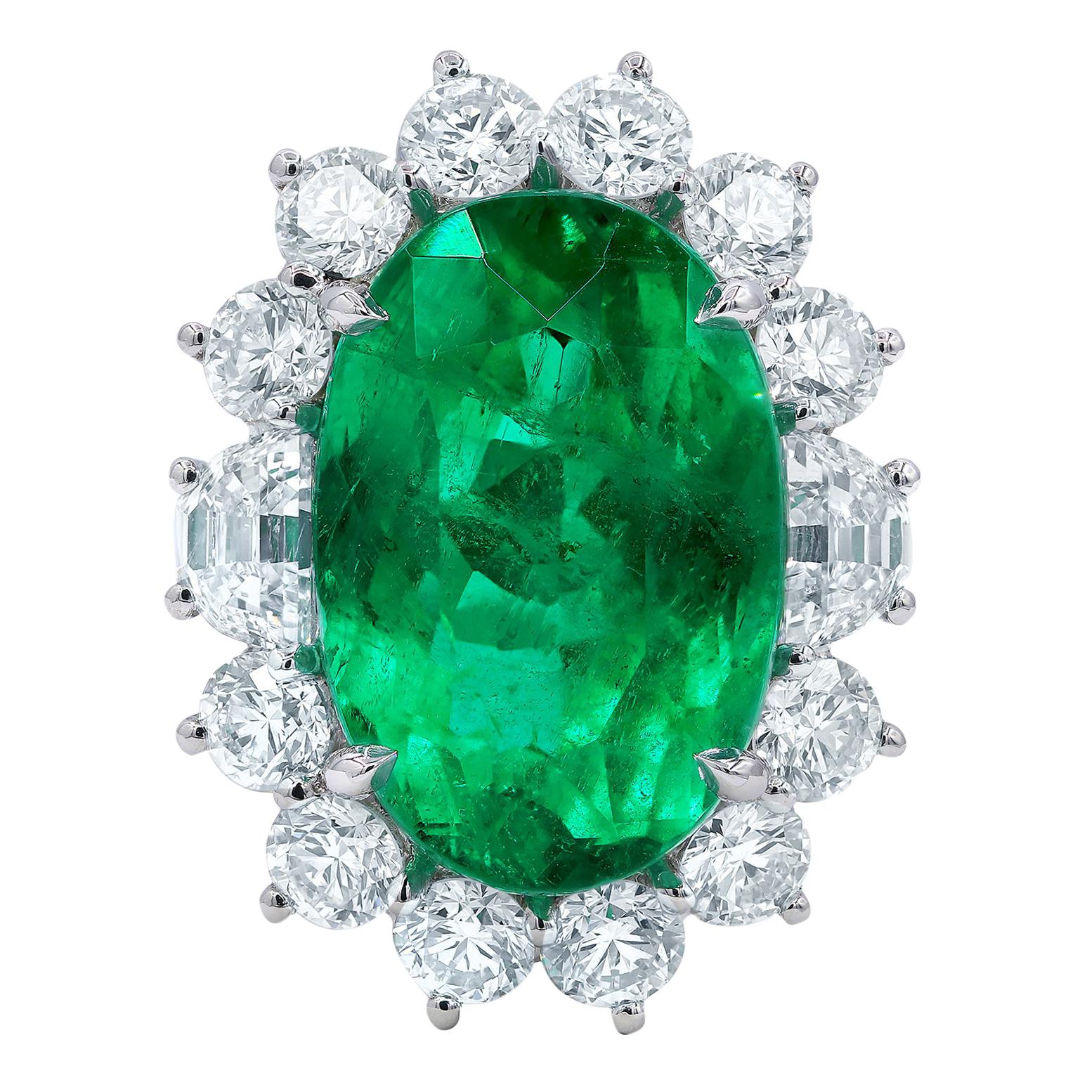 GIA Certified 15.72 ct Colombian Green Emerald Ring set in Platinum For Sale