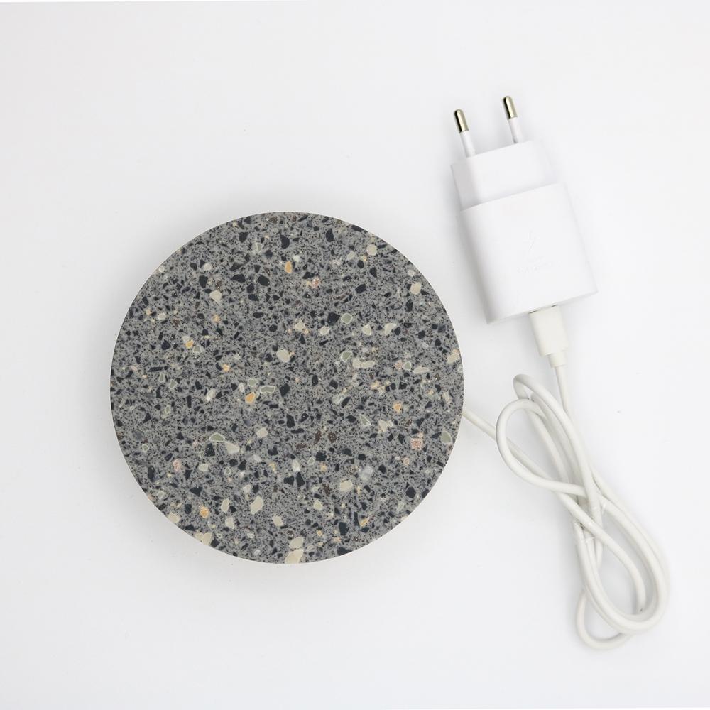 Une base en corian,
qui recharge rapidement votre téléphone, d'un coup de baguette magique.
 
Un cercle, 
un corian, 
réalisé avec le soin que requiert le marbre.

Une puissante technologie de charge sans fil garantit une alimentation électrique
