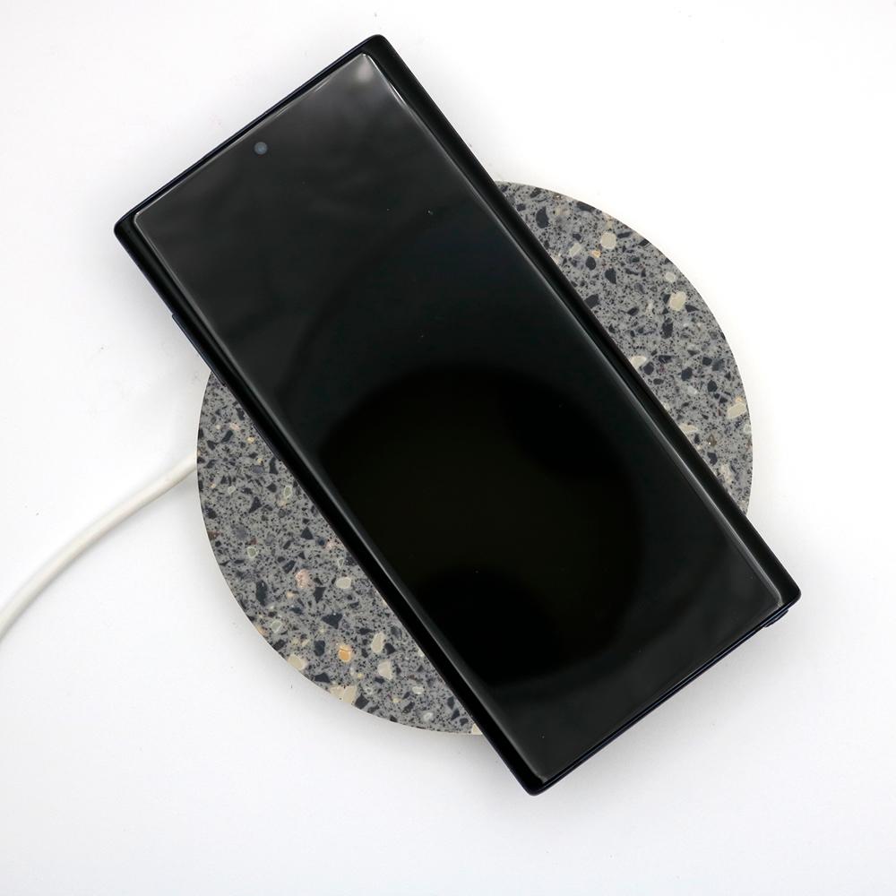 Minimaliste Socle en corian platine, petit, chargeur sans fil 15W en vente