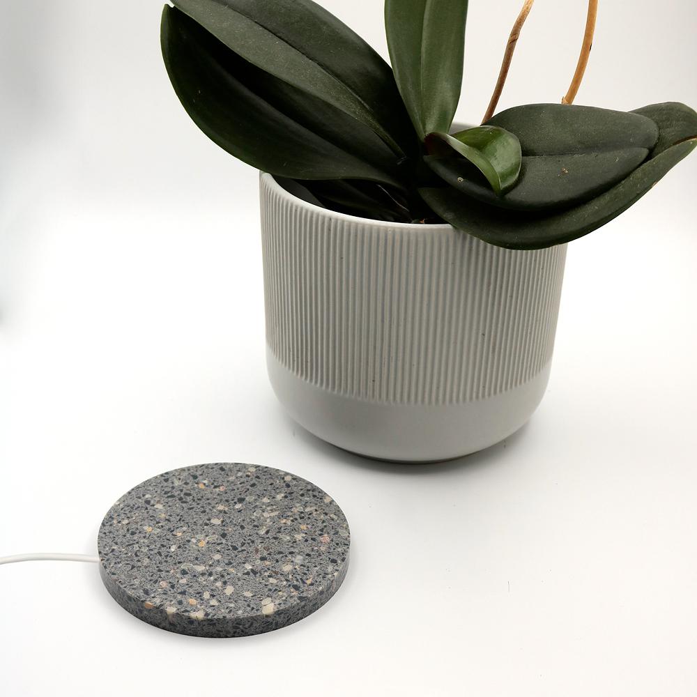 Gravé Socle en corian platine, petit, chargeur sans fil 15W en vente