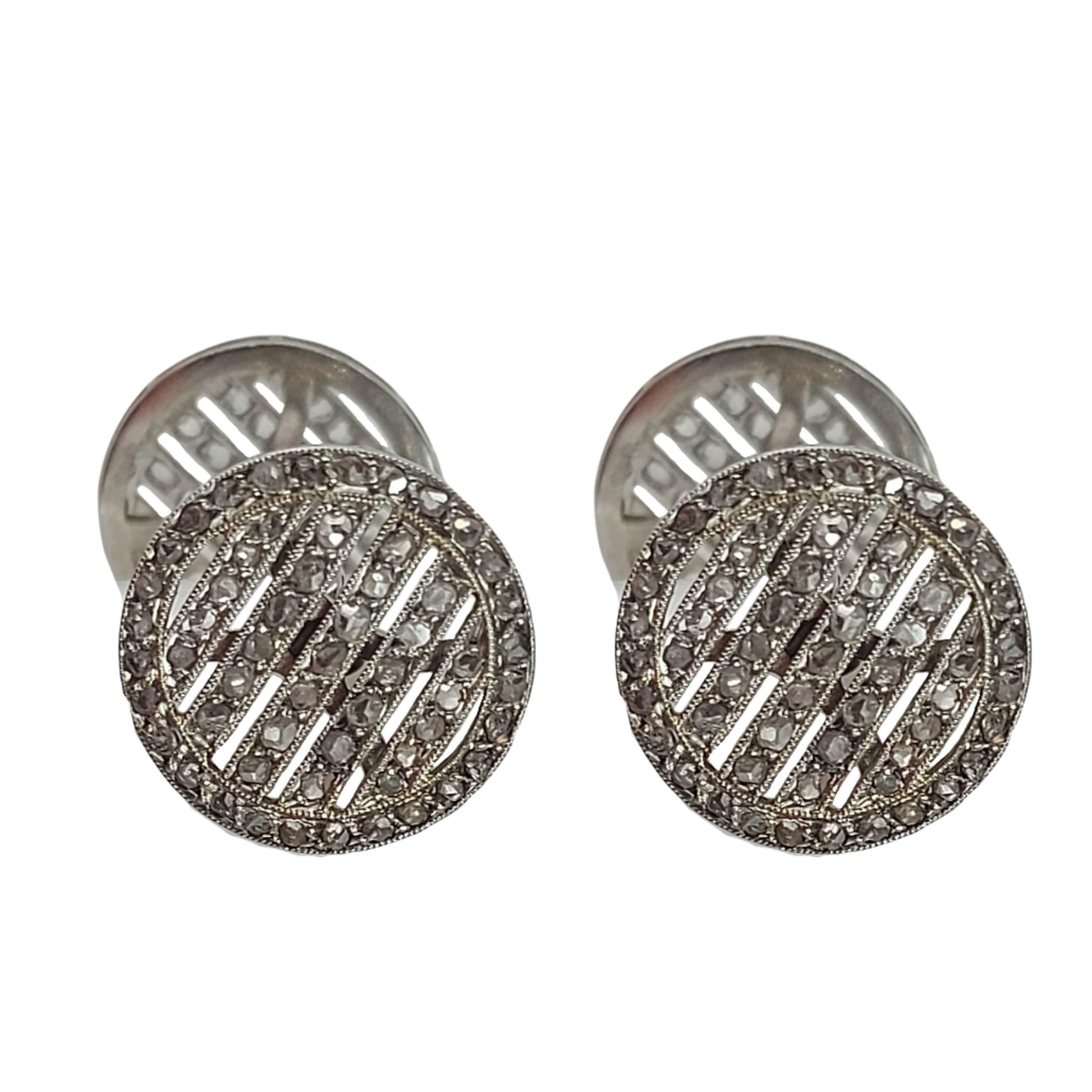 Atemberaubende Manschettenknöpfe aus Platin mit Diamanten im Rosenschliff 

Diamanten: 232 Diamanten im Rosenschliff

Material: Platin

Abmessungen:  Durchmesser Manschettenknopf 14mm, Breite Manschettenknopf 23mm

Gesamtgewicht: 7,9 Gramm / 0,280