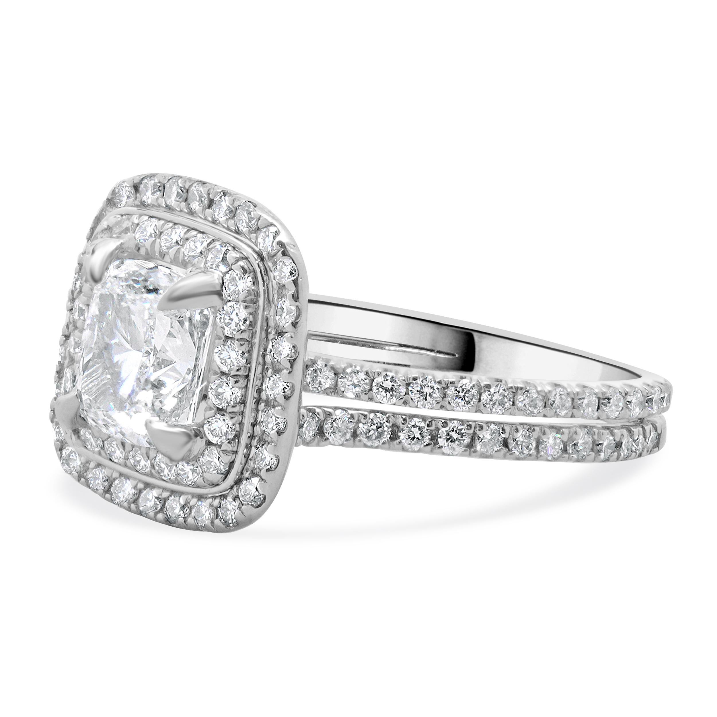 Designer: personalizzato
Materiale: platino e oro bianco 14k
Diamante centrale: 1 taglio a cuscino = 1,41 carati
Colore : G
Chiarezza : VS2
GIA: 3295064675
Diamante: 118 tagli rotondi a brillante = 0,85cttw
Colore: H. H.
Chiarezza : SI1
Taglia: 8.5