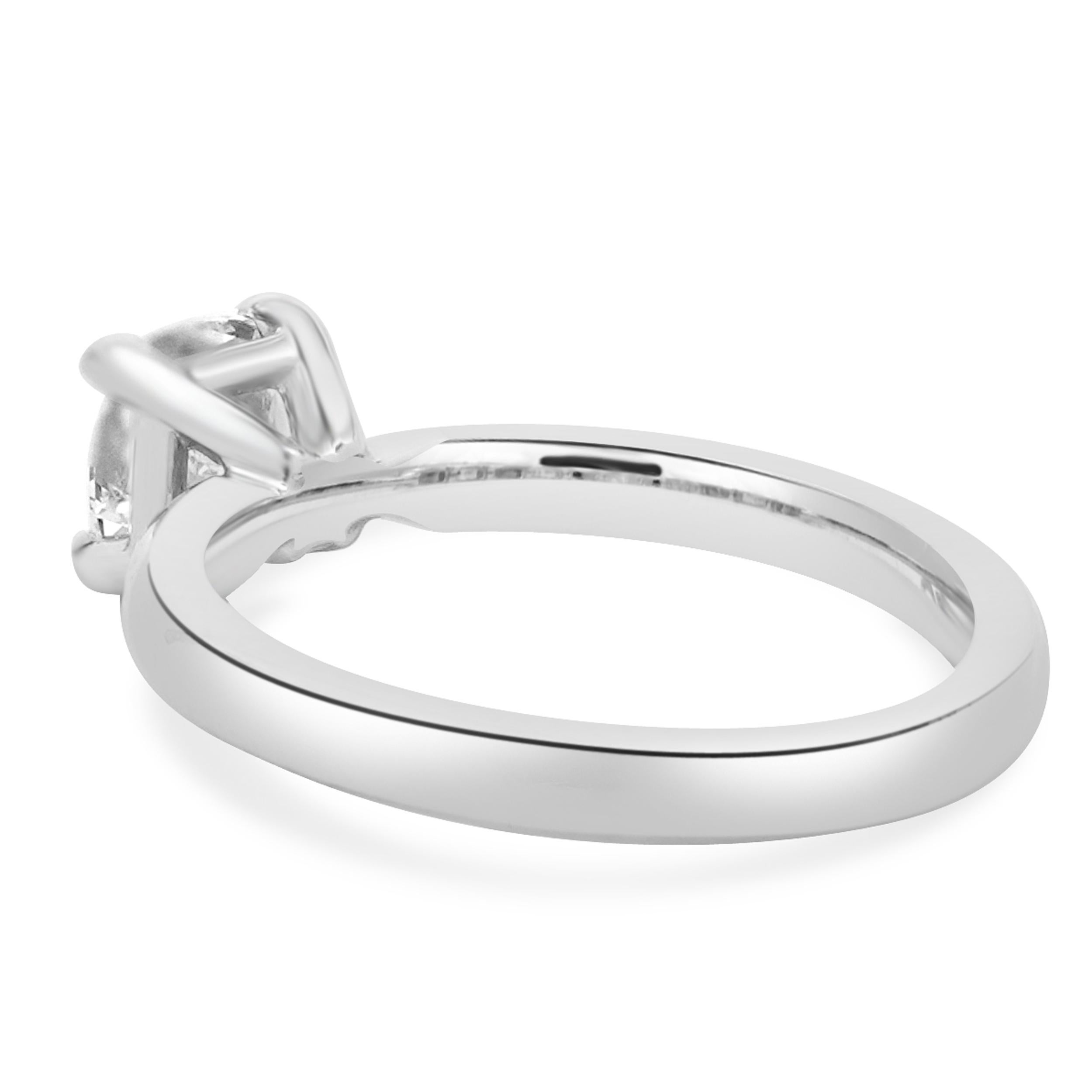 Taglio cuscino Anello di fidanzamento in platino con diamanti taglio cuscino in vendita