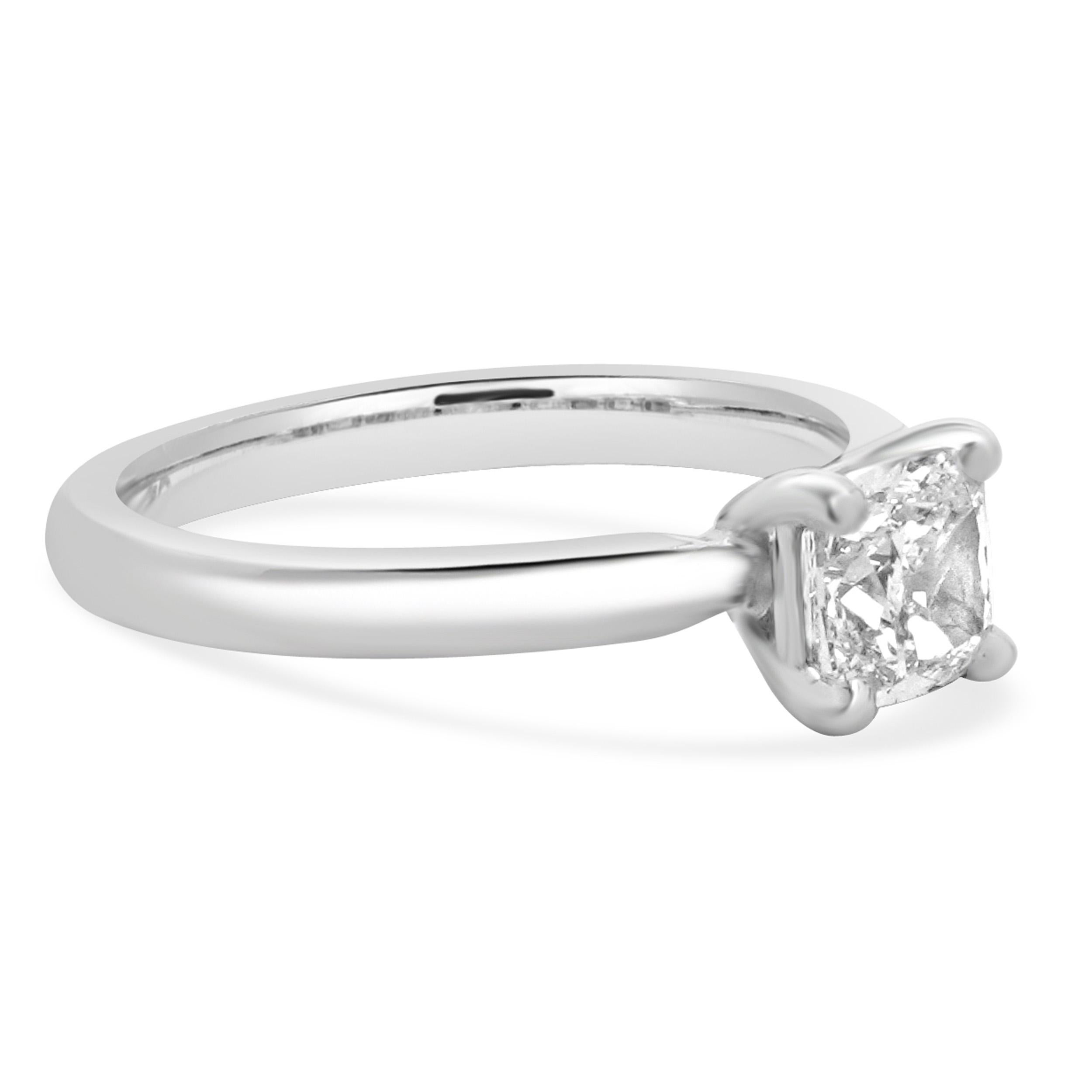 Anello di fidanzamento in platino con diamanti taglio cuscino In condizioni ottime in vendita a Scottsdale, AZ