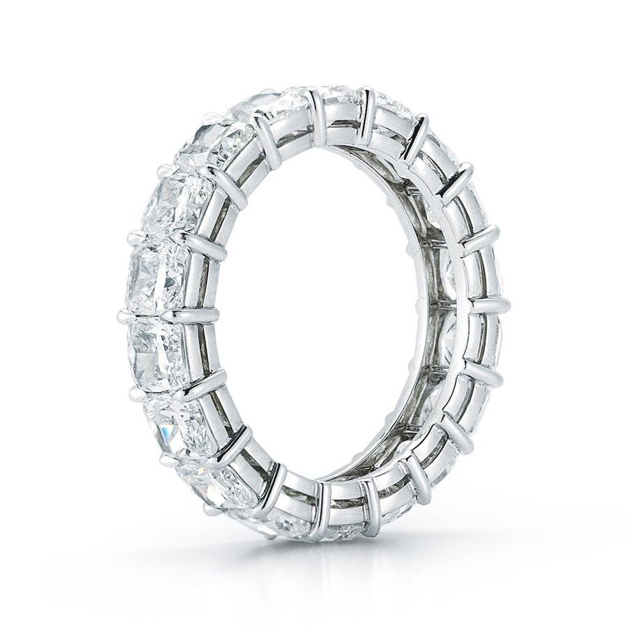 Un bracelet d'anniversaire moderne en diamant taille coussin pour l'éternité. Les 17 diamants brillants de taille coussin créent un design continu et époustouflant. Le cadeau idéal pour l'amour éternel. Fabriqué à la main en platine pour durer des