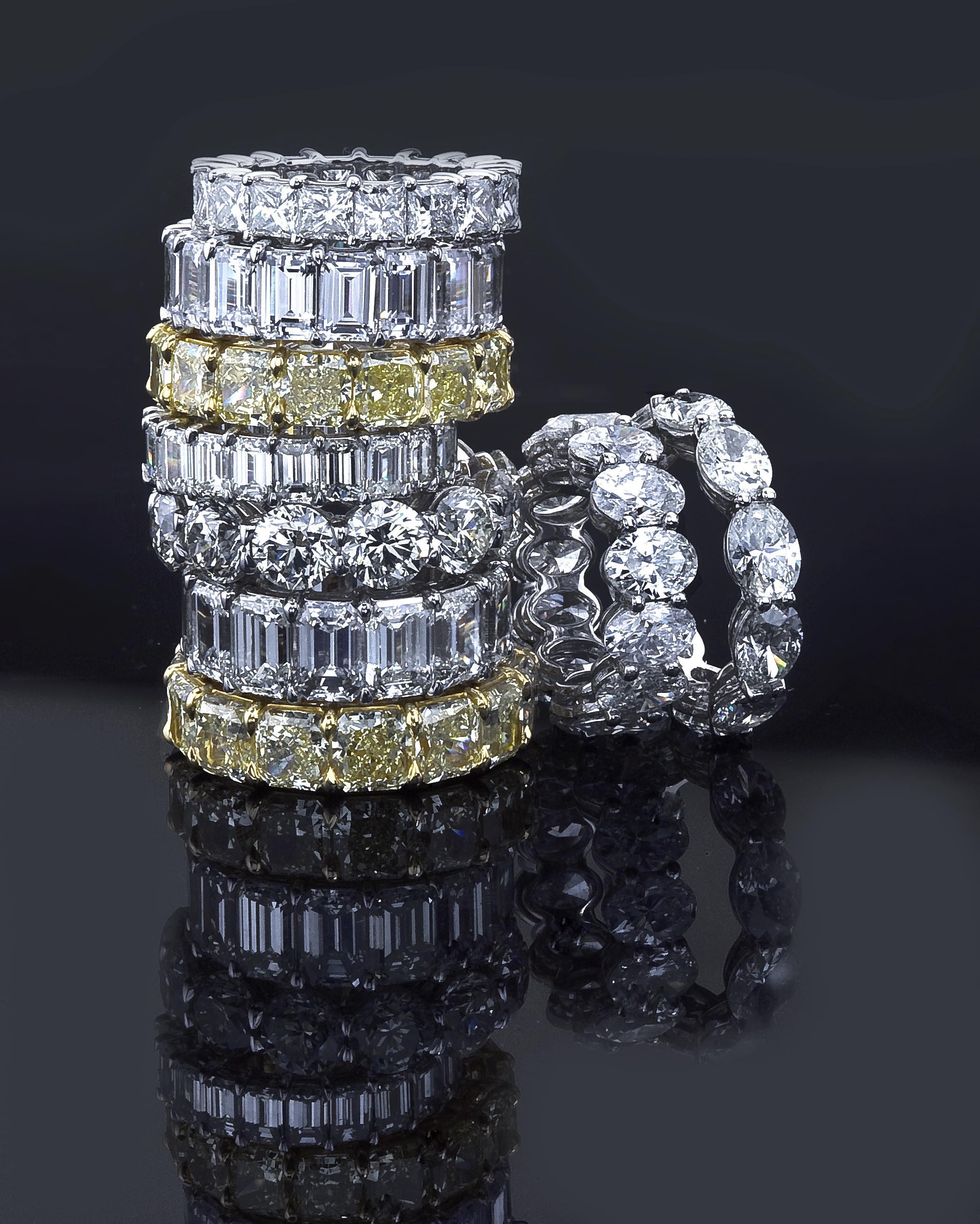 Moderne Anneau d'éternité en platine avec diamants taille coussin de 6,96 carats