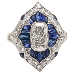 Anello in platino con diamanti taglio cuscino e accenti di zaffiro