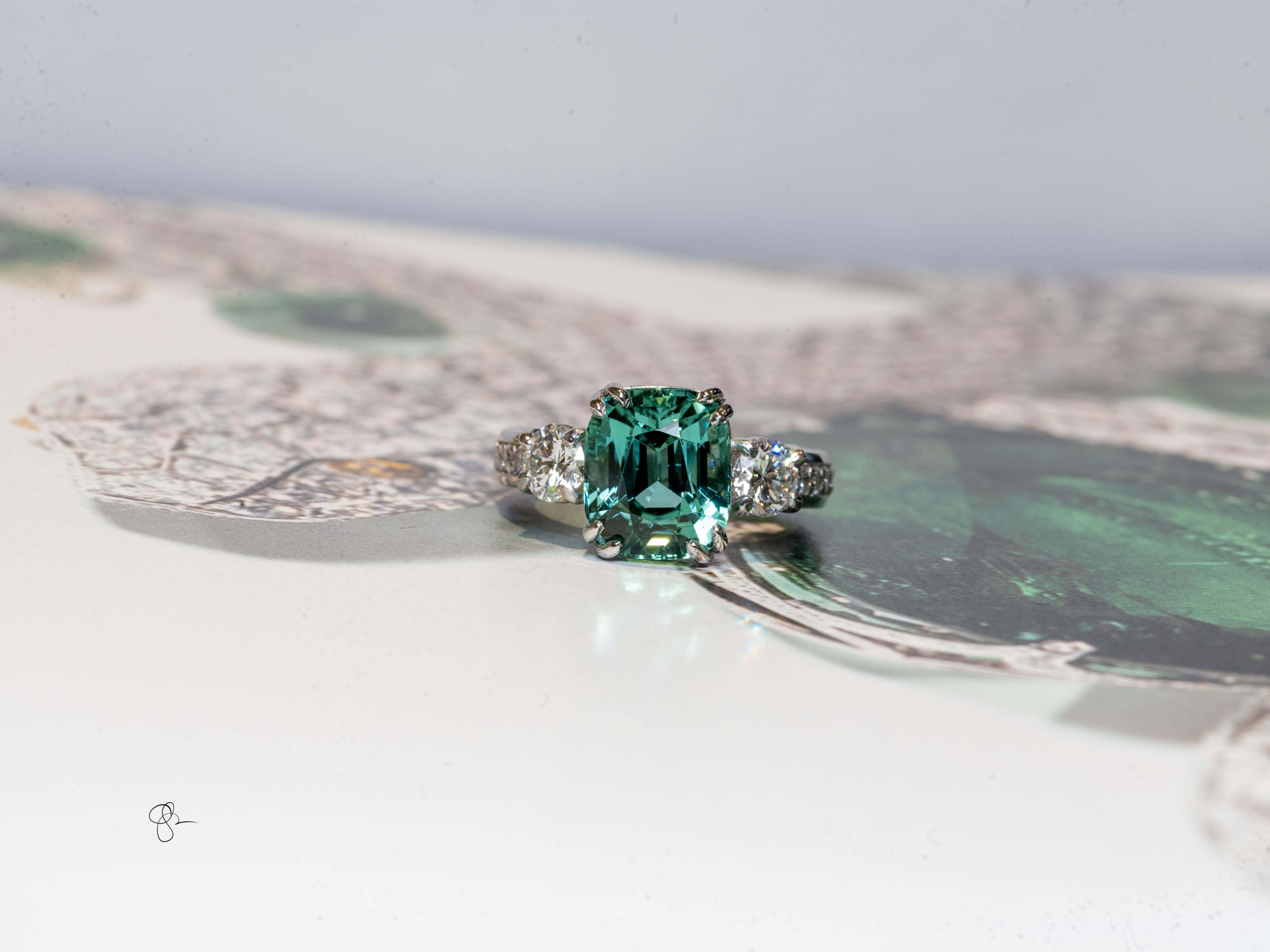 Taille coussin Cocktail à trois pierres en platine, tourmaline verte de Lagoon taillée en coussin et diamant en vente