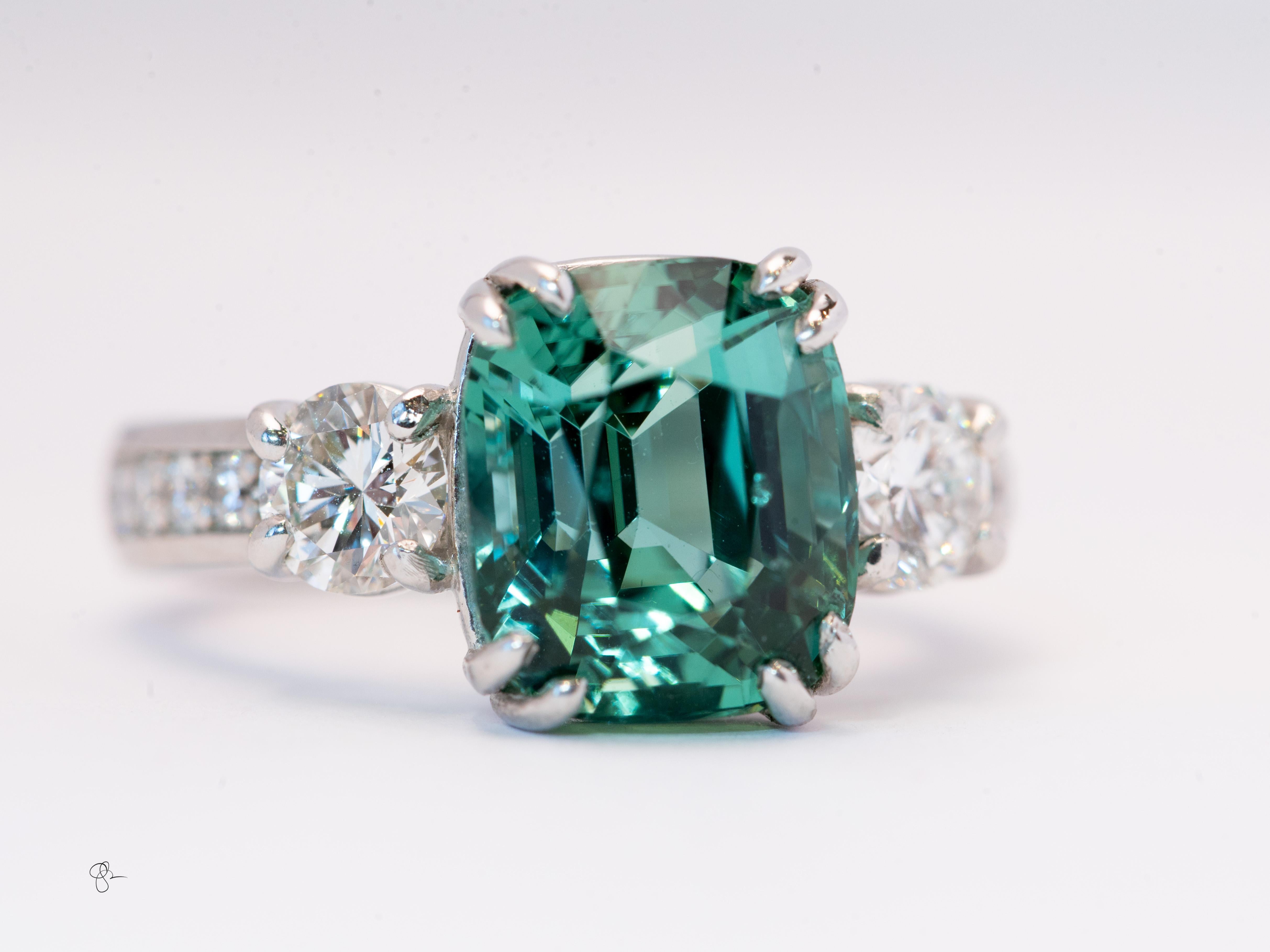 Cocktail à trois pierres en platine, tourmaline verte de Lagoon taillée en coussin et diamant Unisexe en vente
