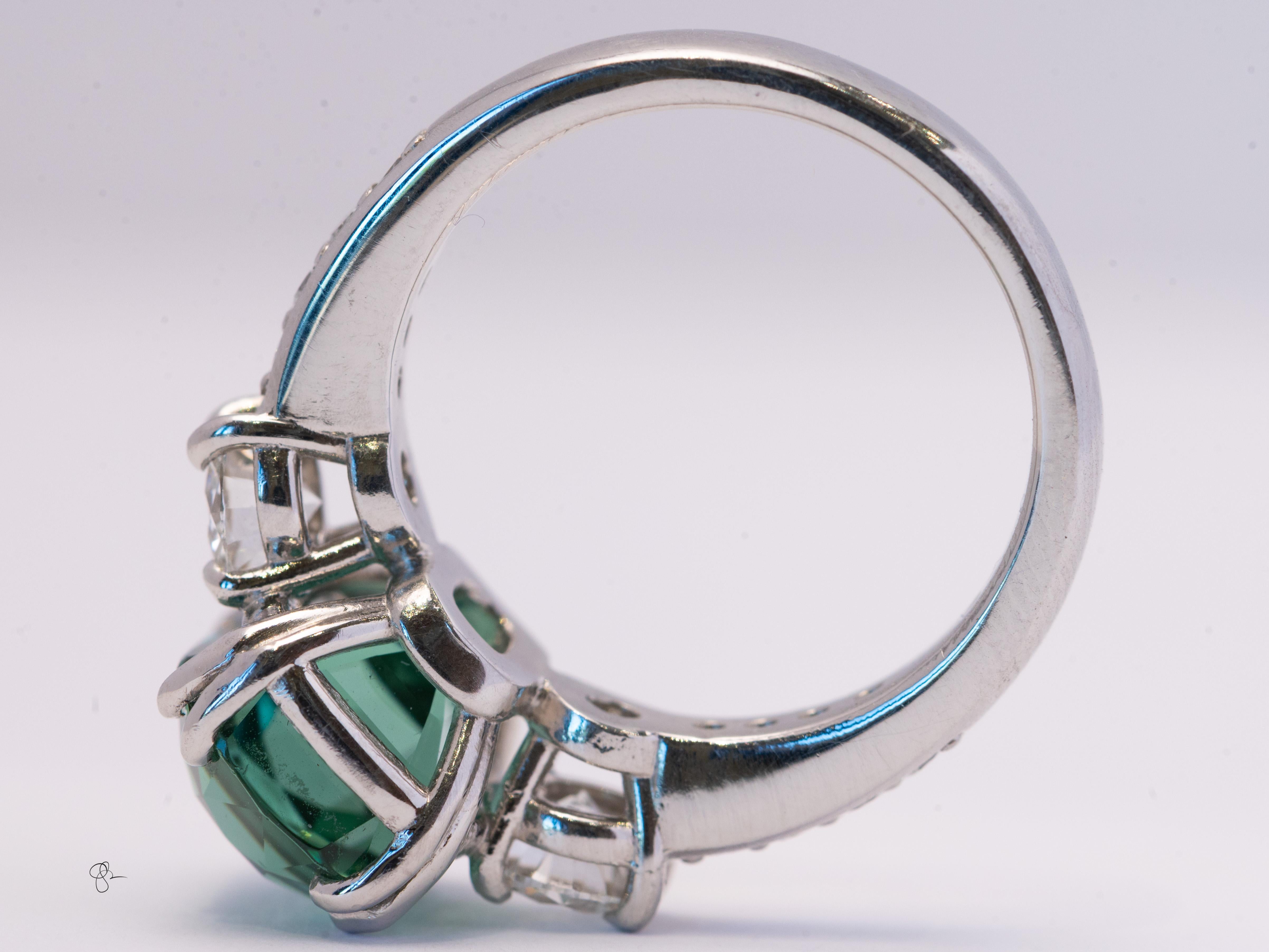 Cocktail à trois pierres en platine, tourmaline verte de Lagoon taillée en coussin et diamant en vente 1