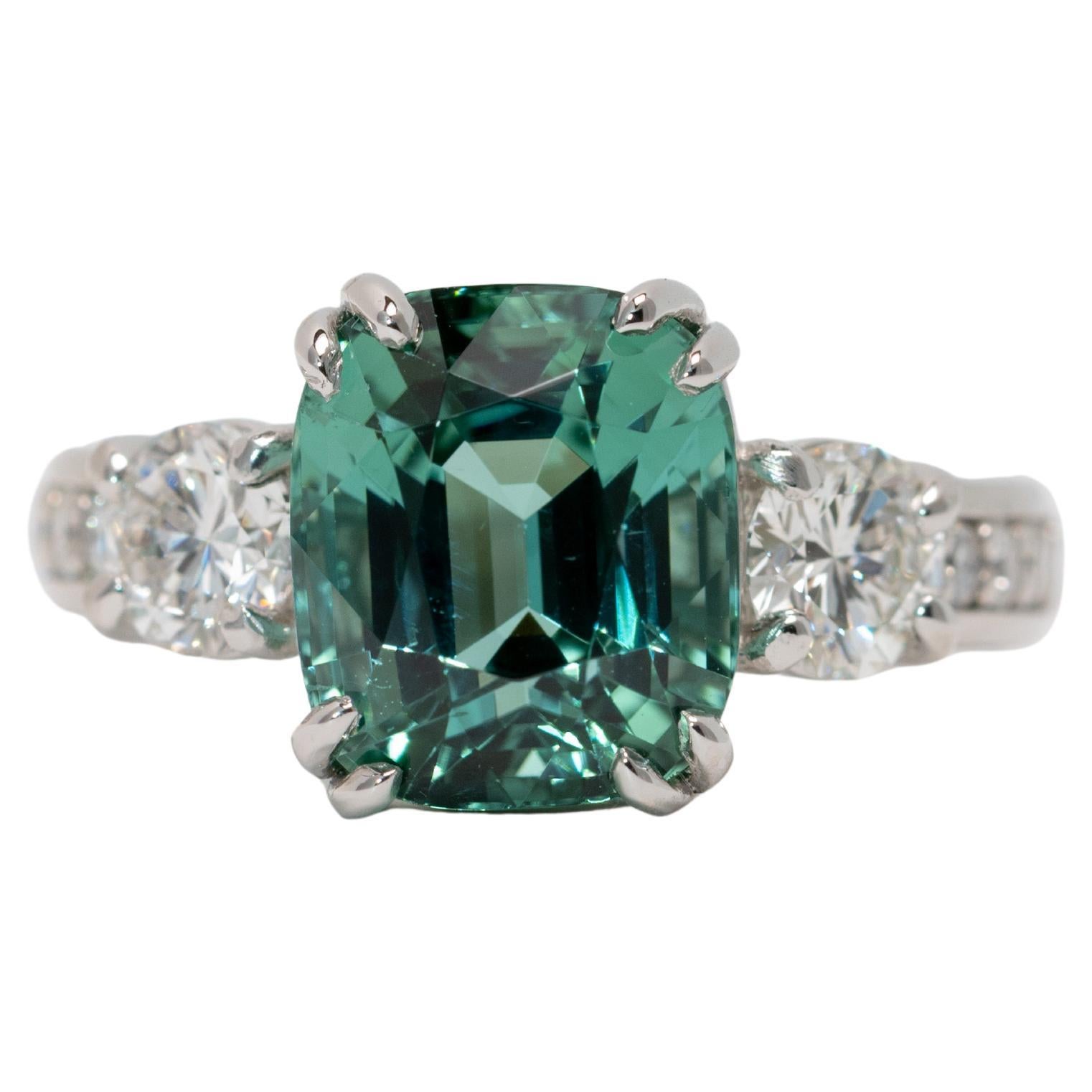 Cocktail à trois pierres en platine, tourmaline verte de Lagoon taillée en coussin et diamant en vente