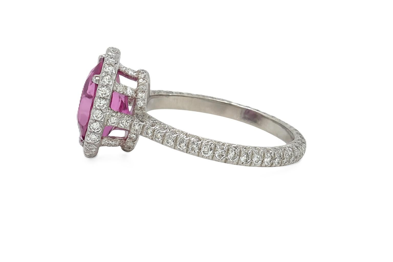 Platinum Cushion-Cut Pink Sapphire & Diamond Halo Ring – GIA Certified Corte cojín en venta