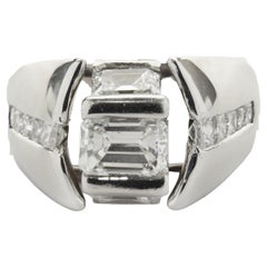 Anello di fidanzamento in platino con diamante taglio smeraldo progettato su misura