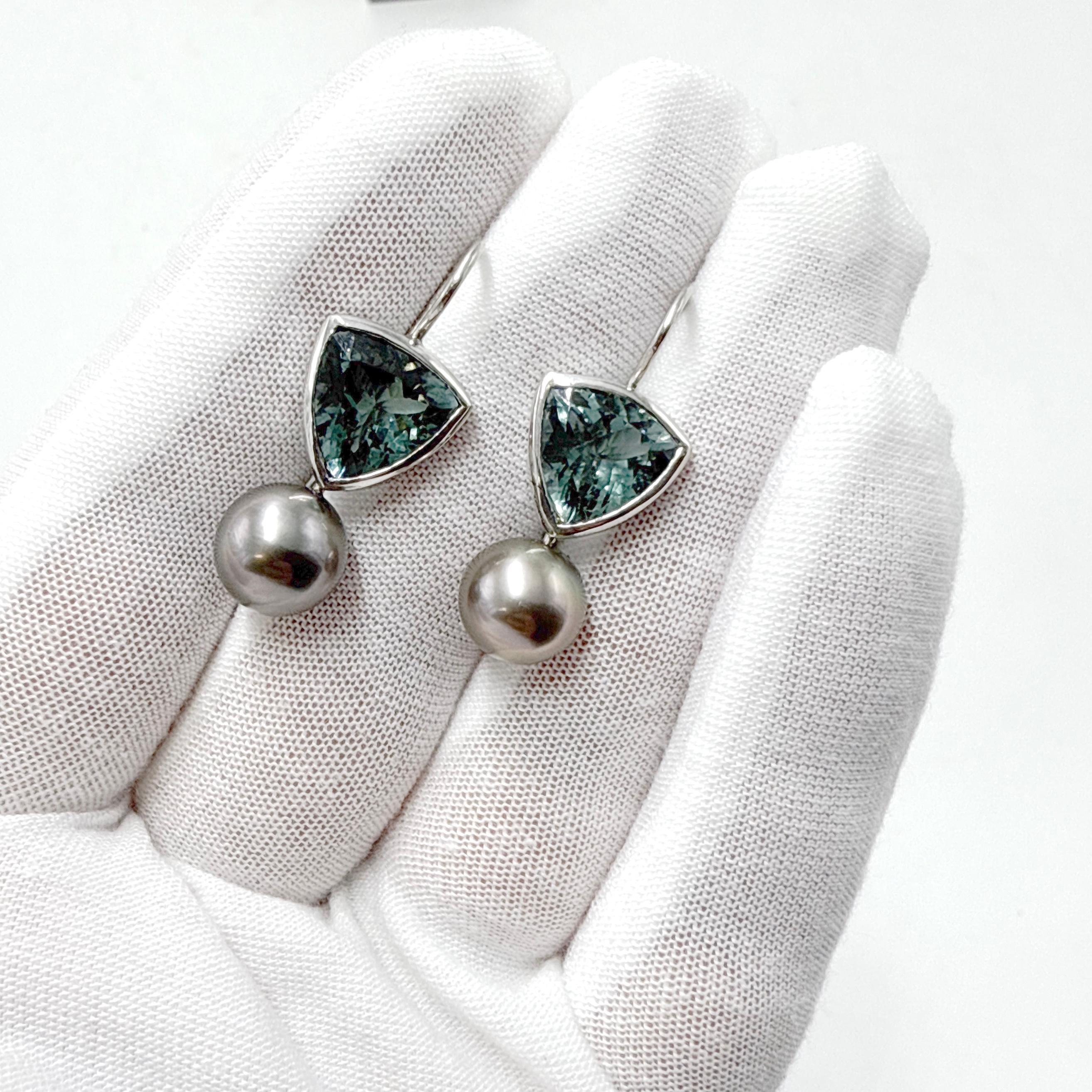 Cette NOUVELLE paire de boucles d'oreilles en platine faites sur mesure par ENCELADUS STUDIOS présente une combinaison de tourmalines bleu-vert et de perles de culture noires de Tahiti. Les boucles d'oreilles sont moulées à la cire, assemblées et
