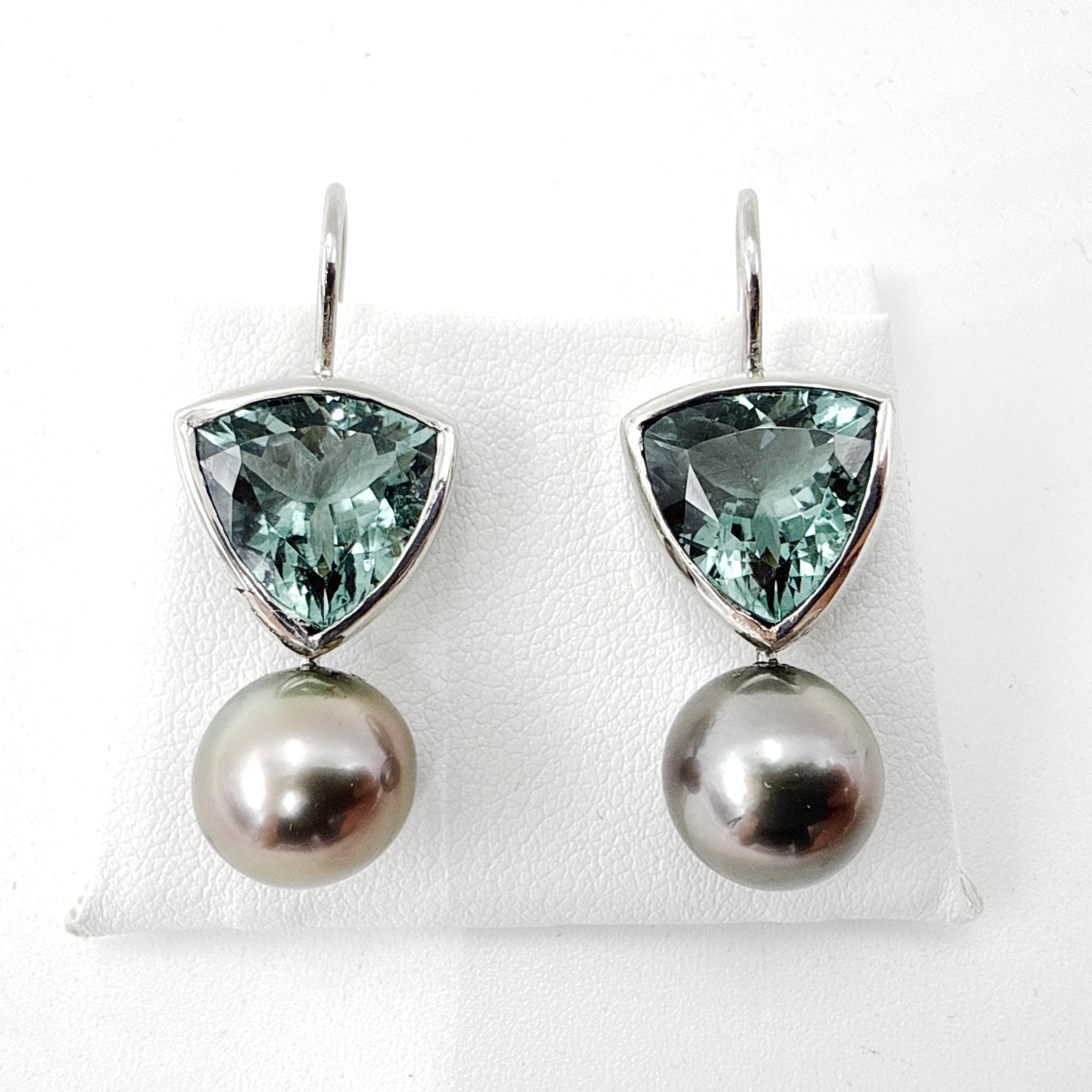 Taille trillion Boucle d'oreille pendante en platine, tourmaline bleu-vert et perle noire de Tahiti, faite sur mesure en vente