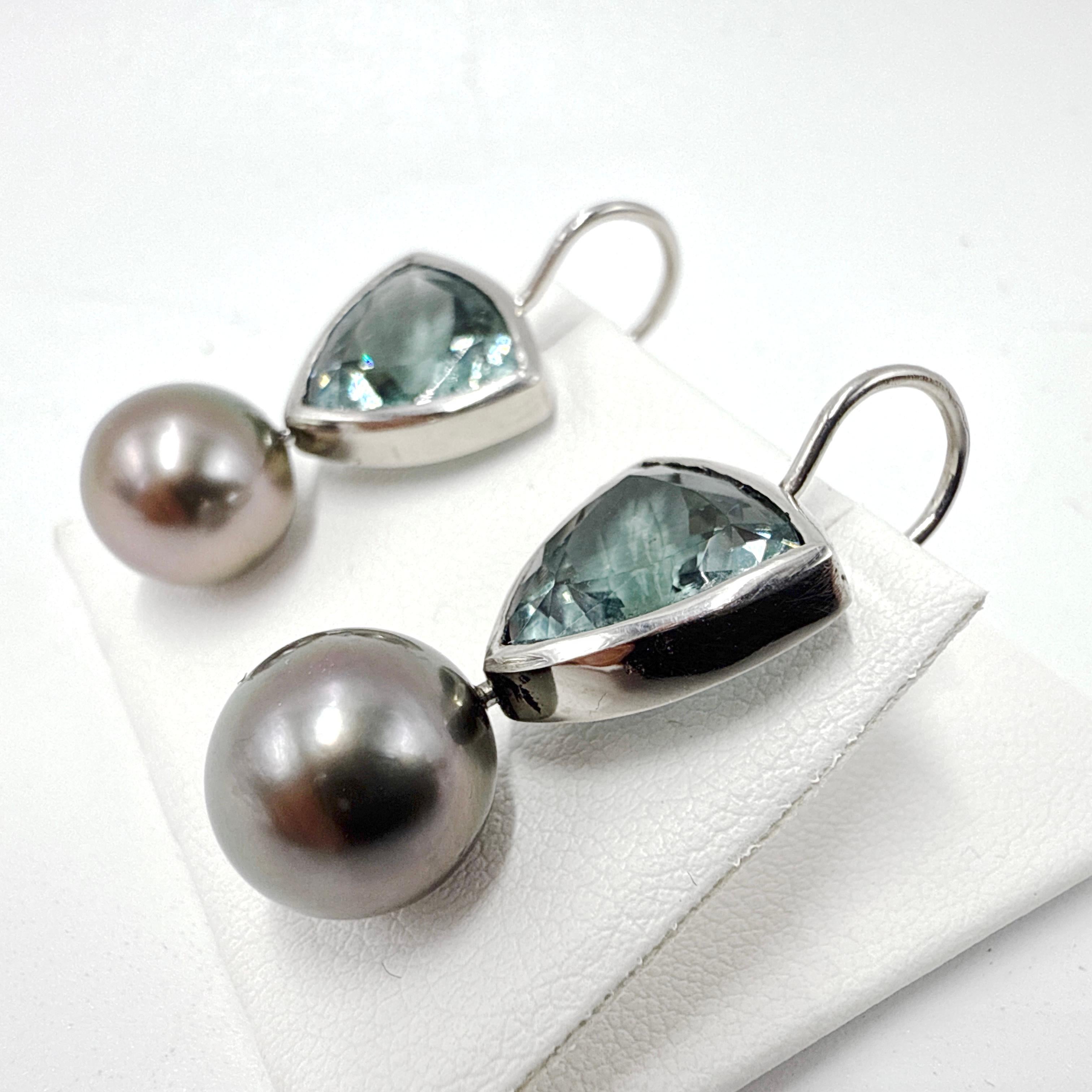 Boucle d'oreille pendante en platine, tourmaline bleu-vert et perle noire de Tahiti, faite sur mesure Neuf - En vente à Victoria, BC
